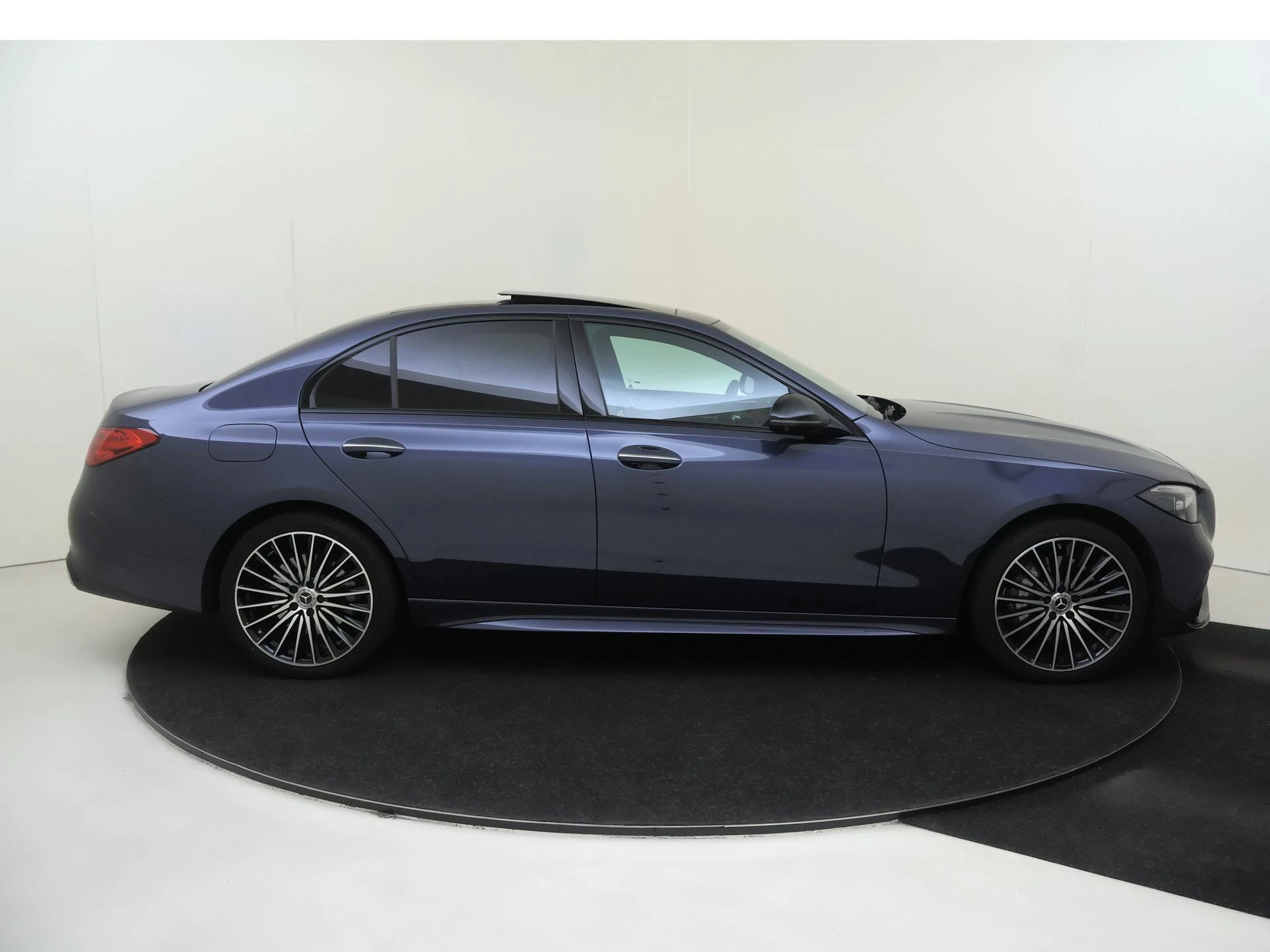 Mercedes-Benz-C-Klasse-image-9