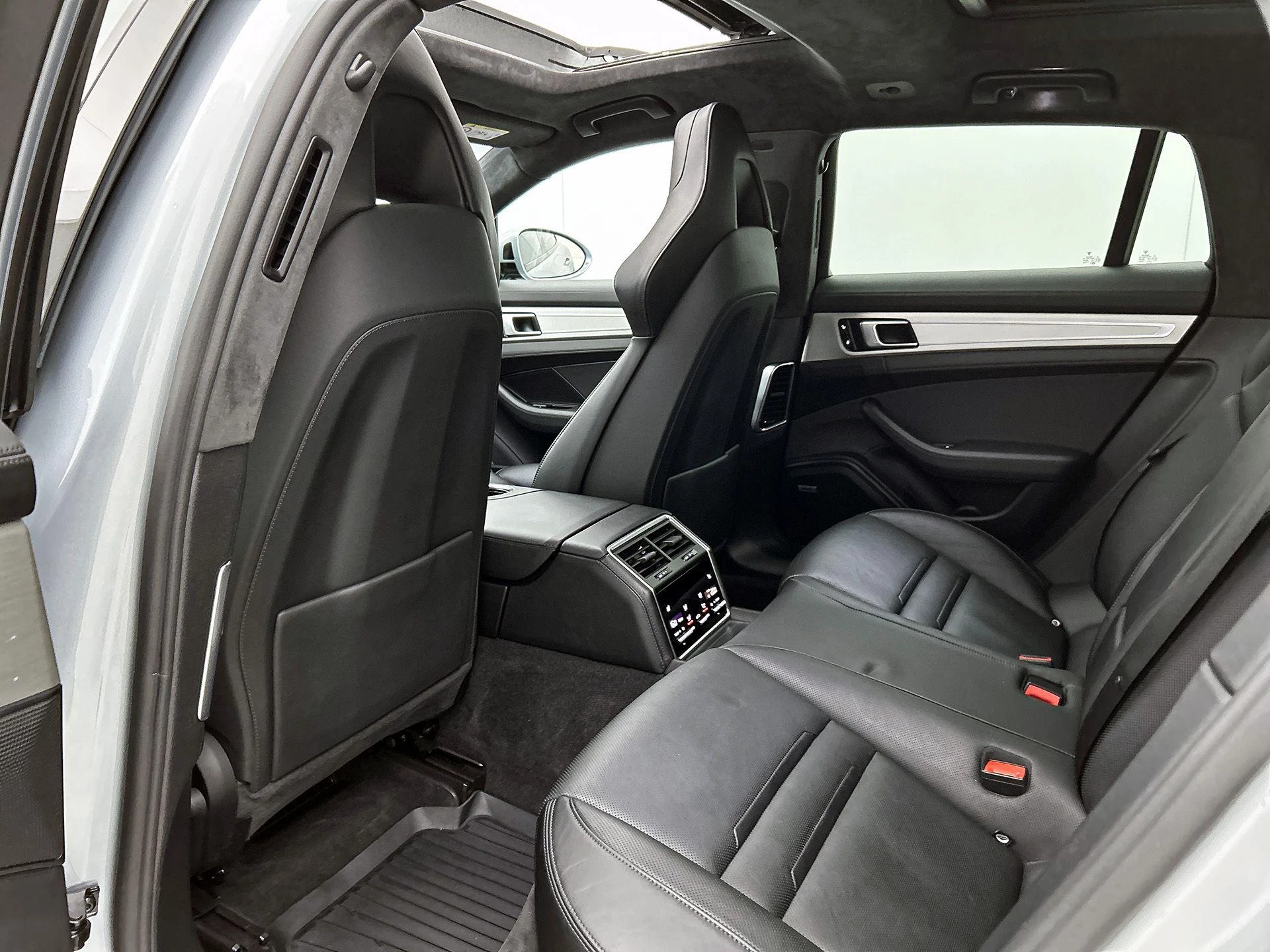 Porsche-Panamera-image-26