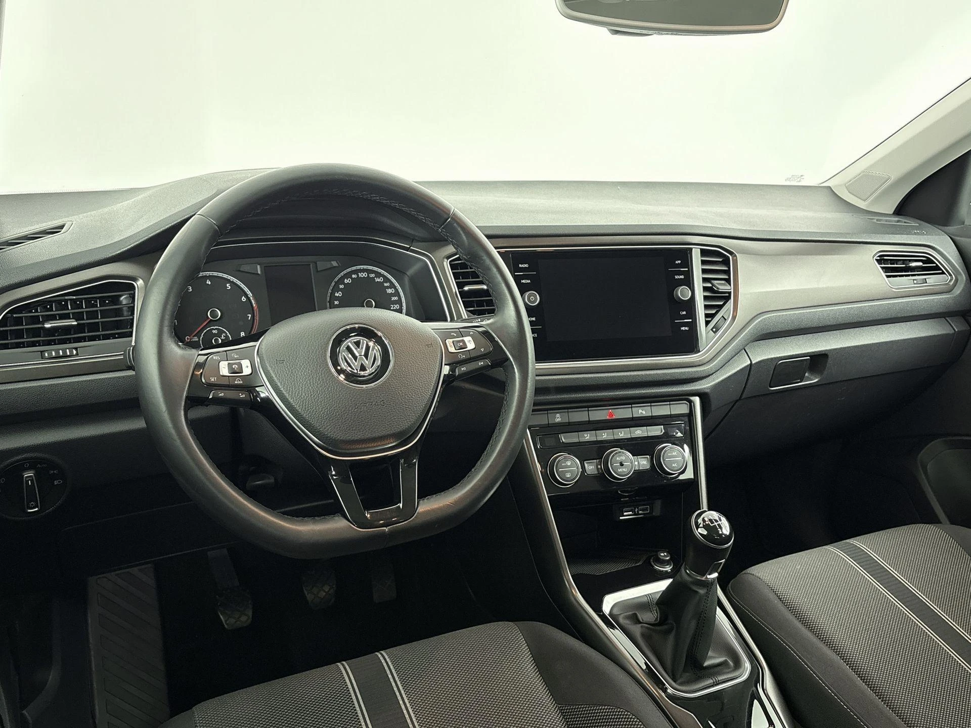 Volkswagen-T-Roc-image-17