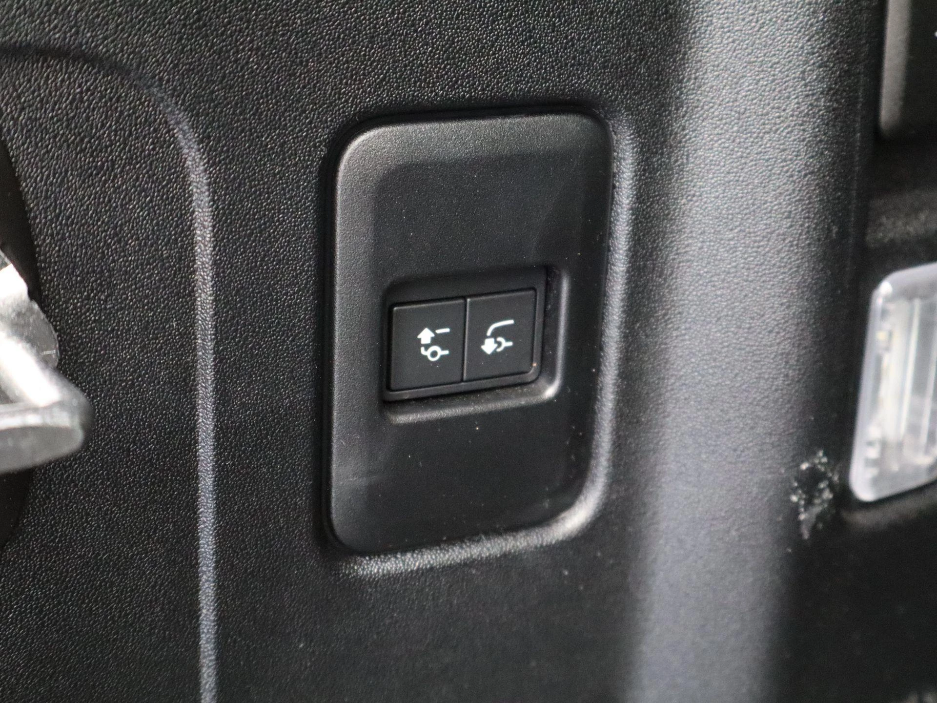 Land Rover Defender 110 2.0 P300e 110 X-Dynamic HSE