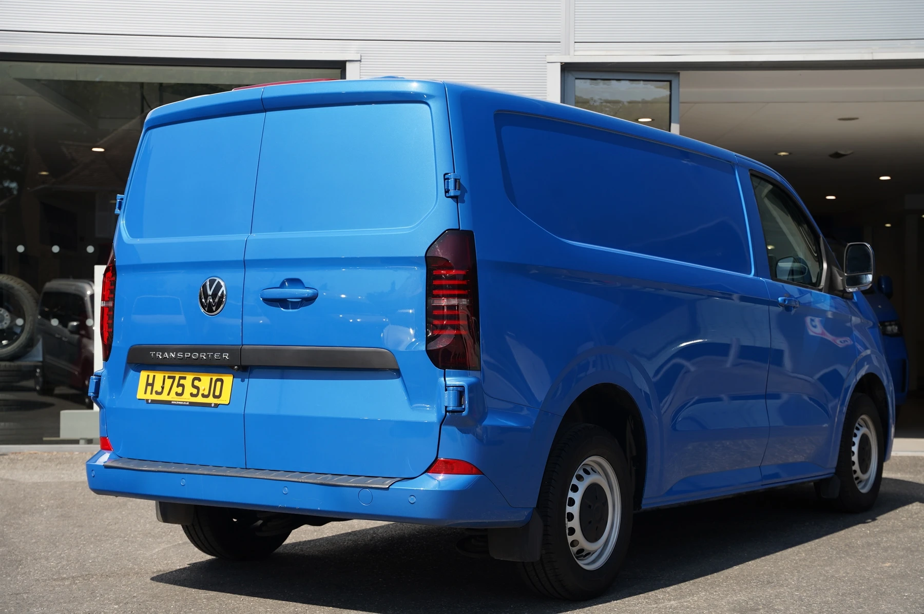 Volkswagen-Transporter-image-12