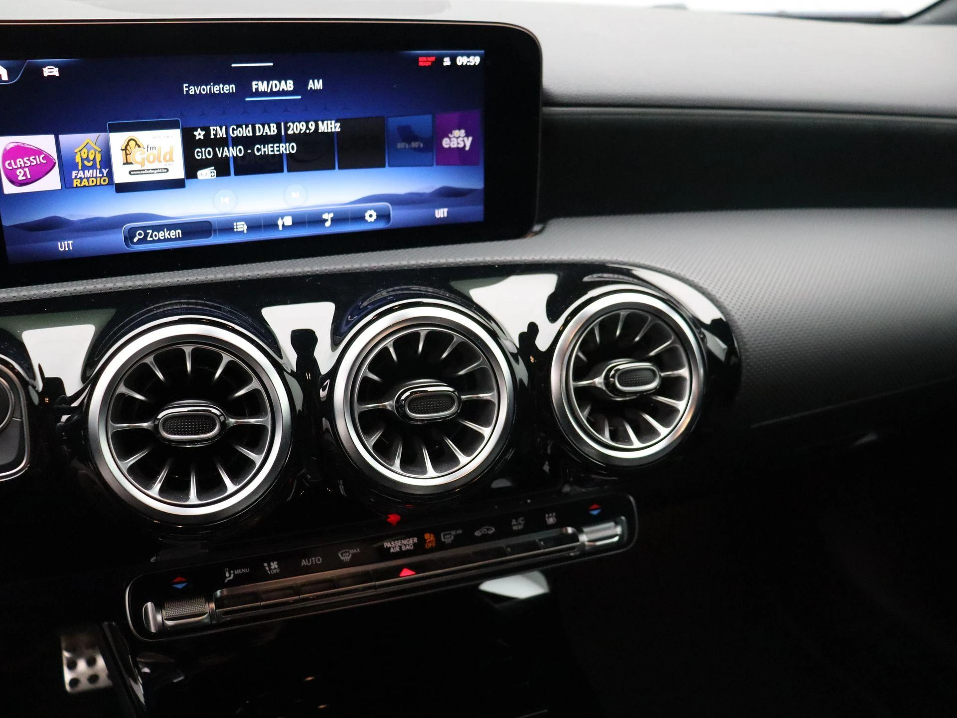 Mercedes-Benz Classe A 250 e AMG Line + MULTIBEAM LED + PANORAMISCH DAK + CARPLAY +