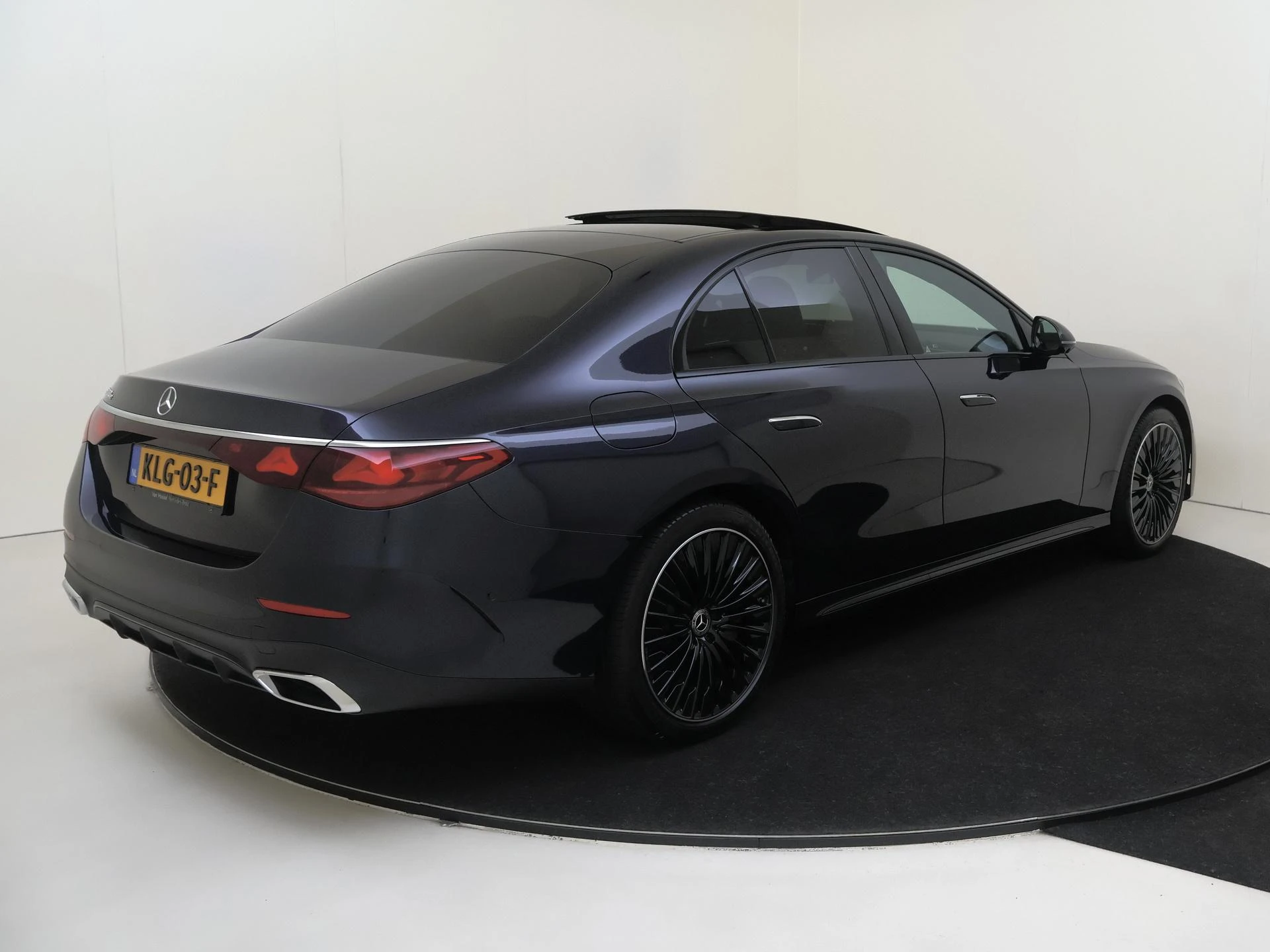 Mercedes-Benz-E-Klasse-image-3