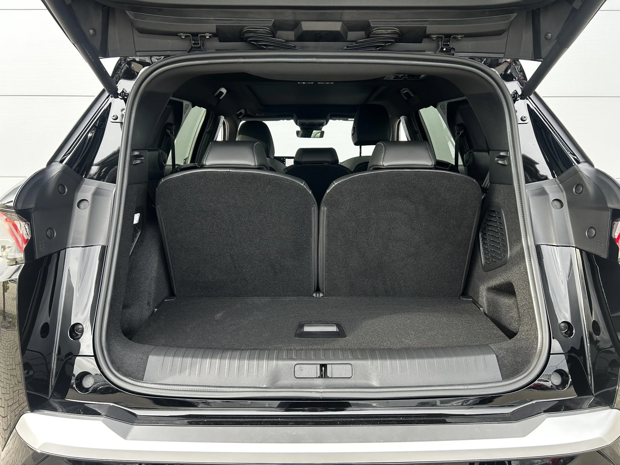Peugeot-e-5008-image-31