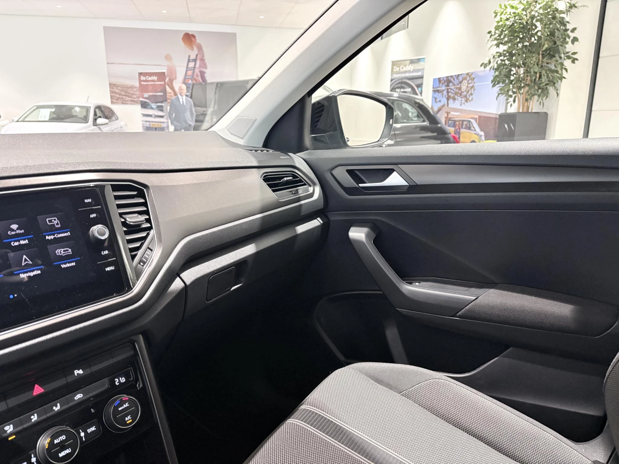 Volkswagen-T-Roc-image-25
