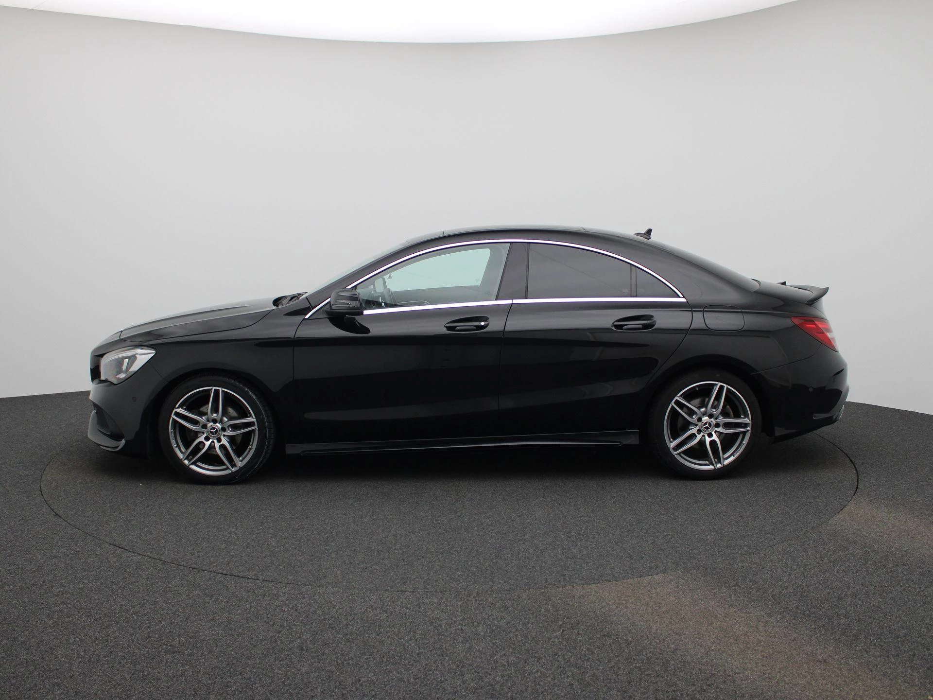 Mercedes-Benz-CLA-image-3