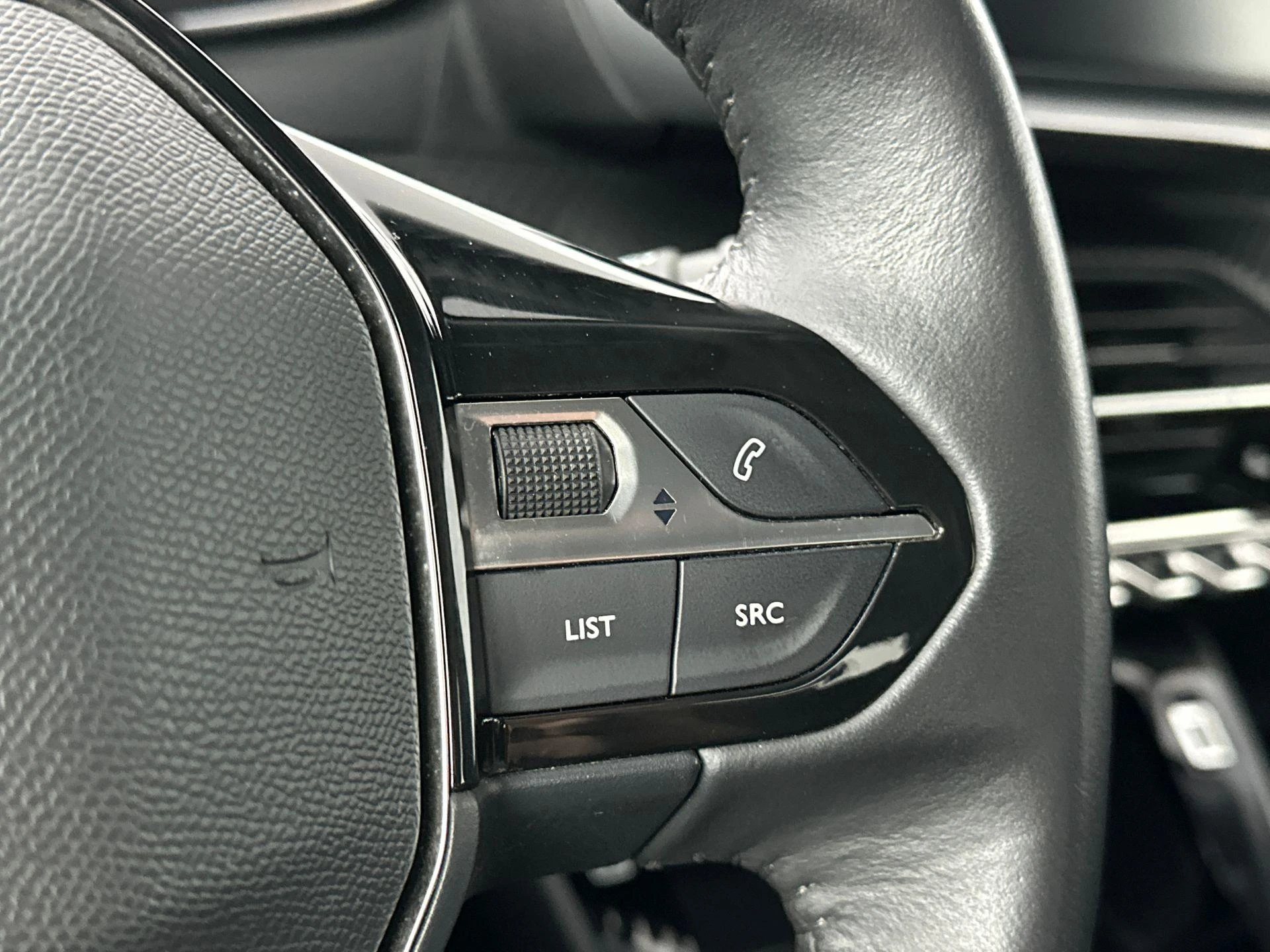 Peugeot-e-2008-image-25