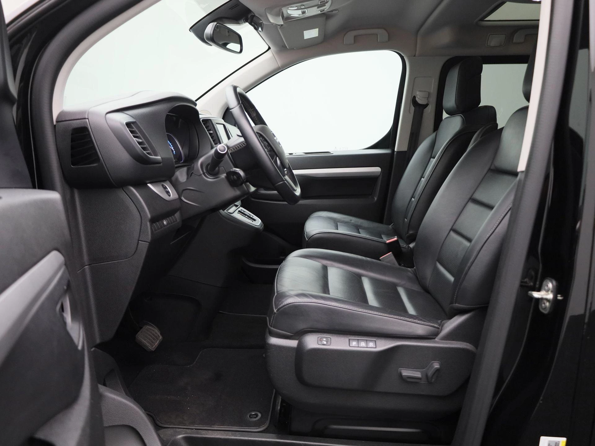 Opel-Zafira e-Life-image-9