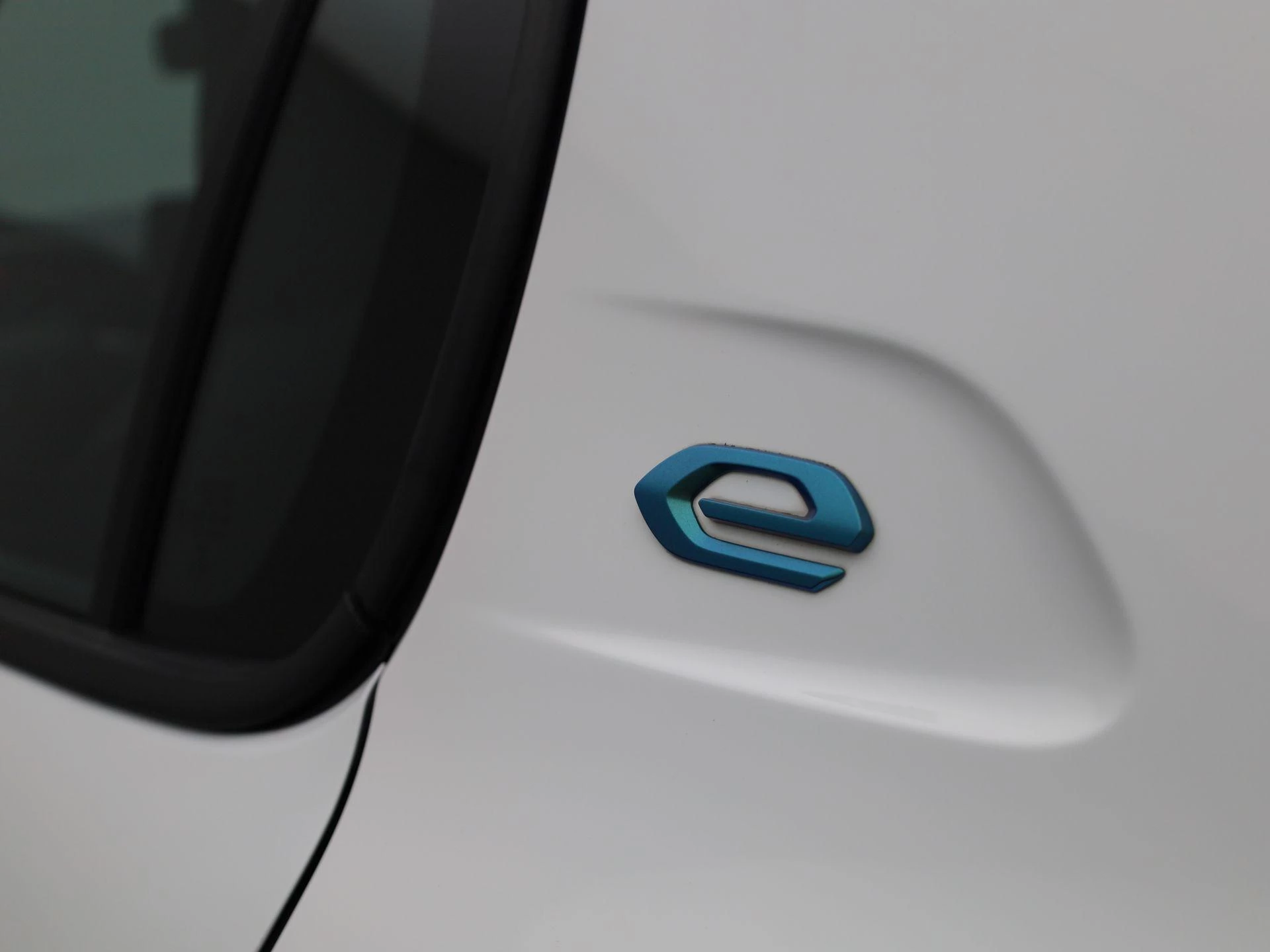 Peugeot-e-208-image-11