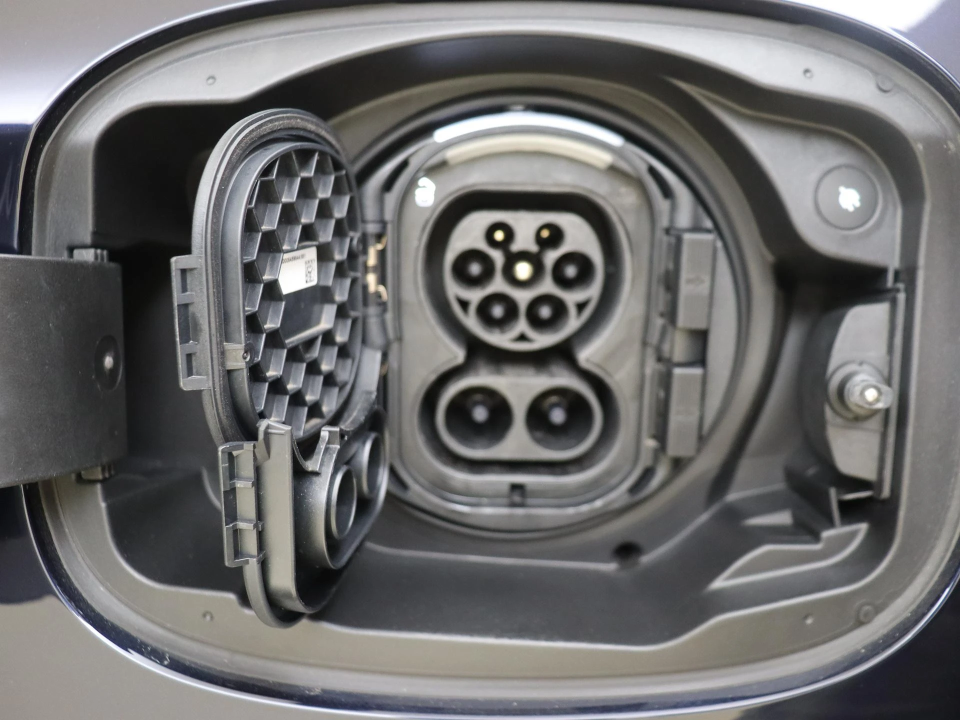 Mercedes-Benz-GLC-image-31