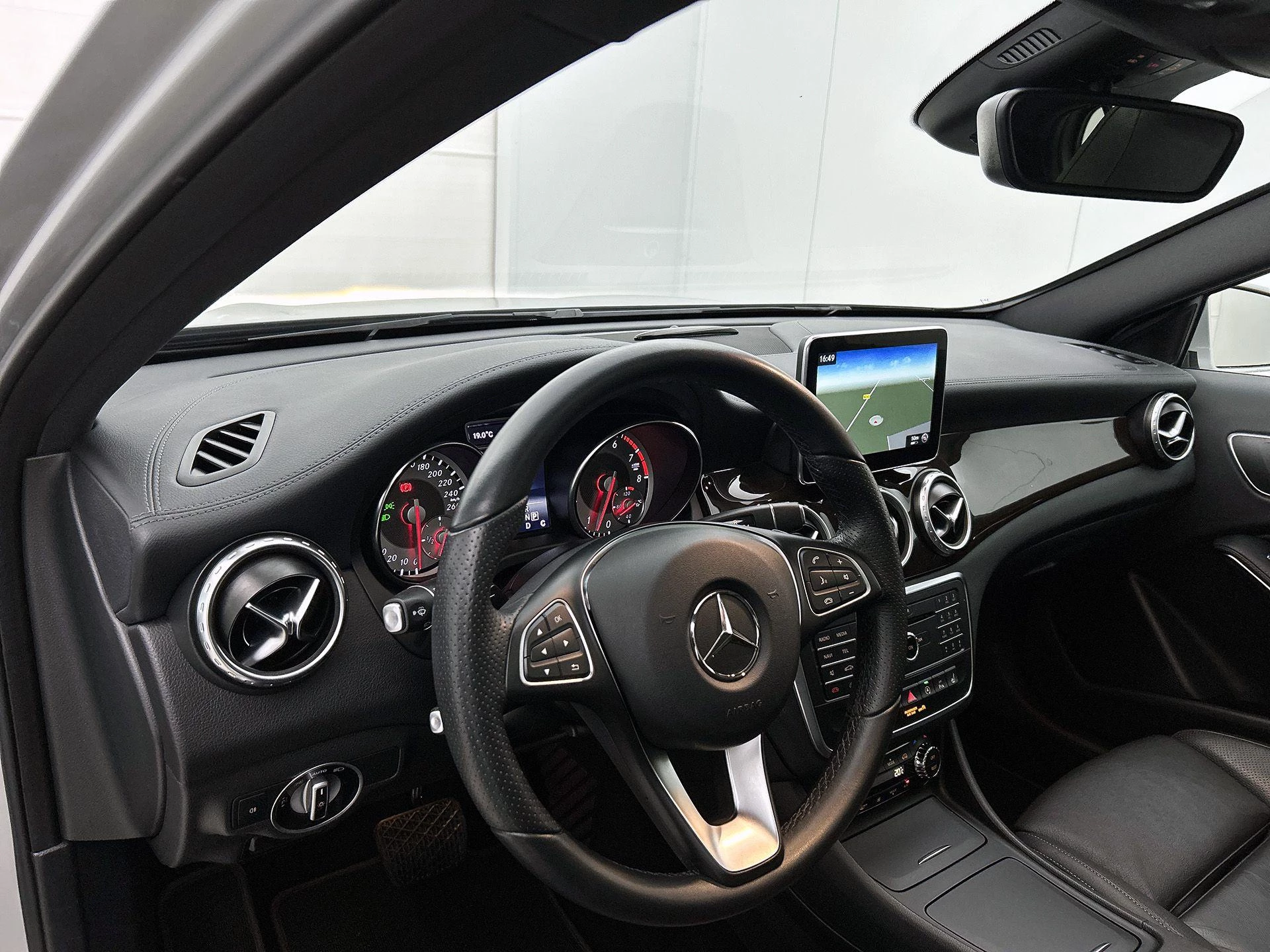 Mercedes-Benz-GLA-image-17