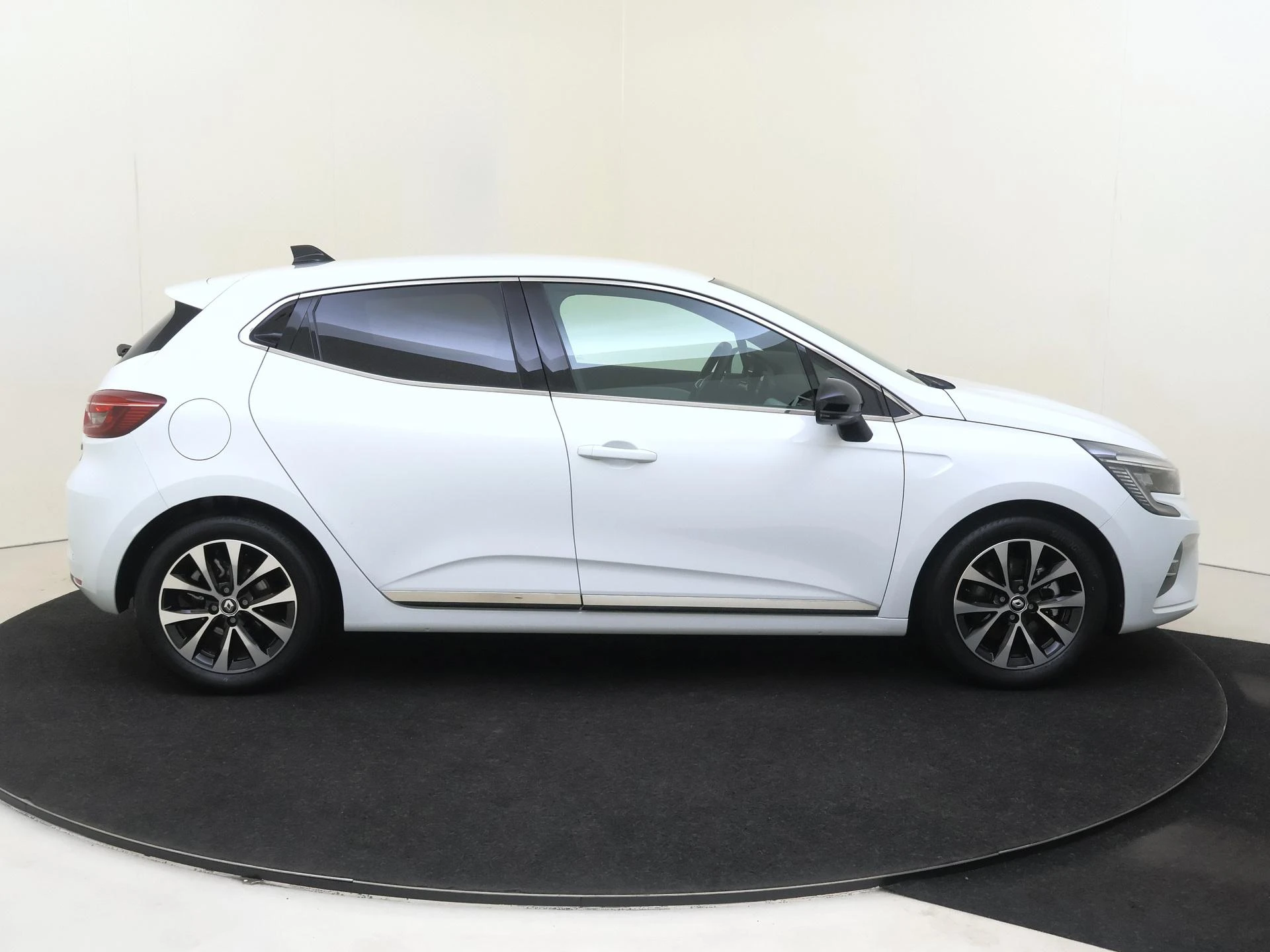 Renault-Clio-image-8