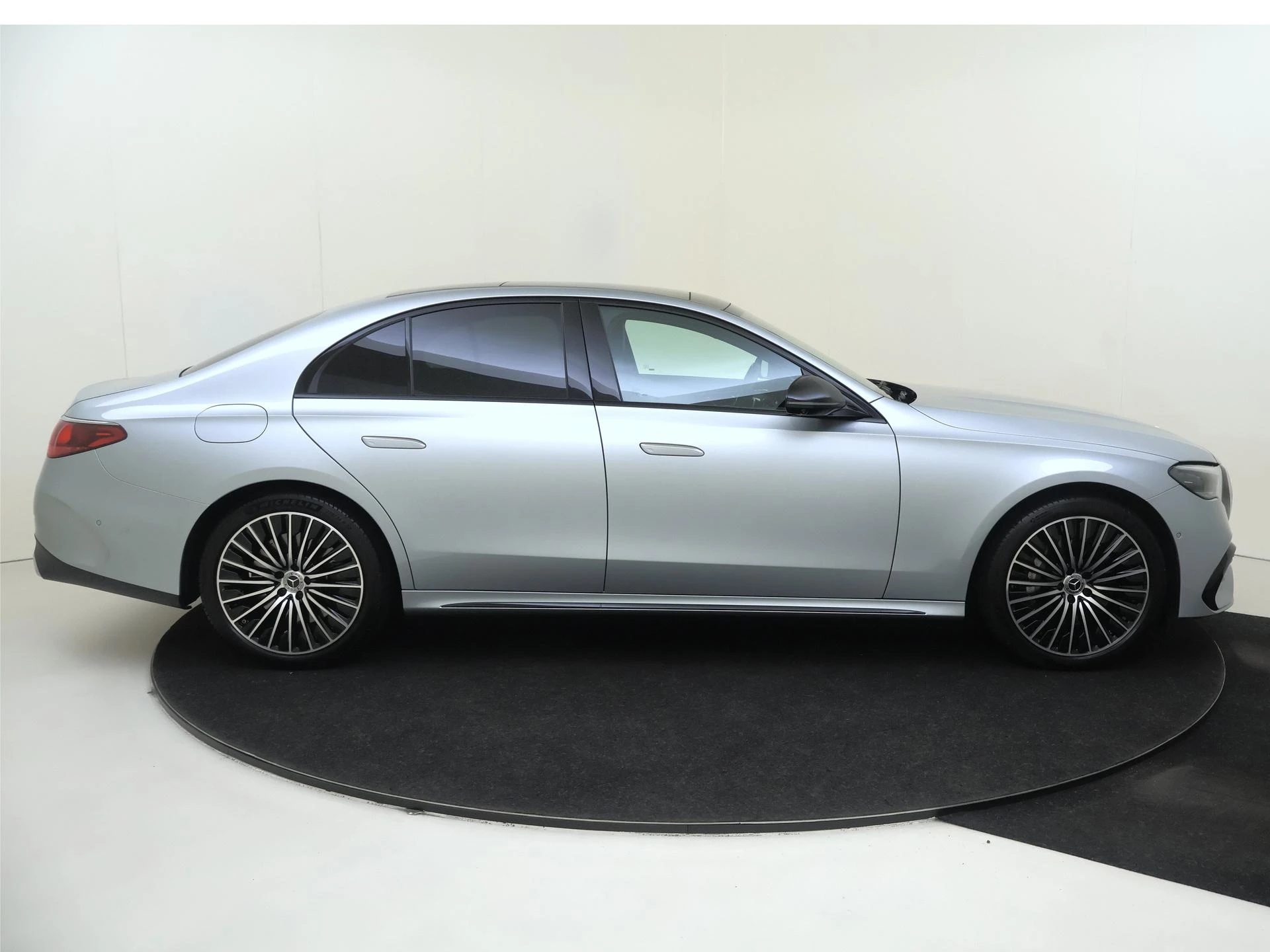Mercedes-Benz-E-Klasse-image-8
