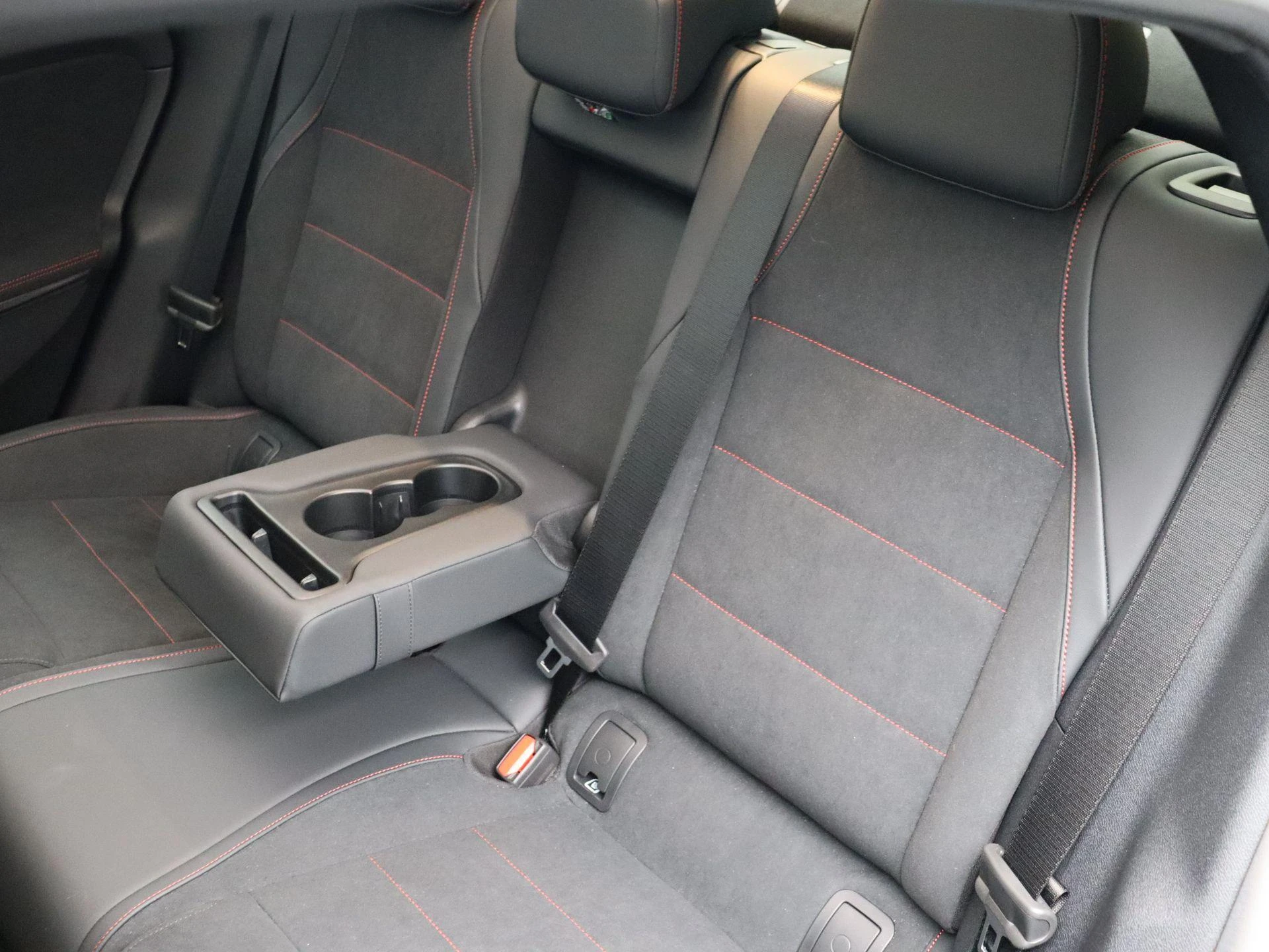 Mercedes-Benz-CLA-image-22