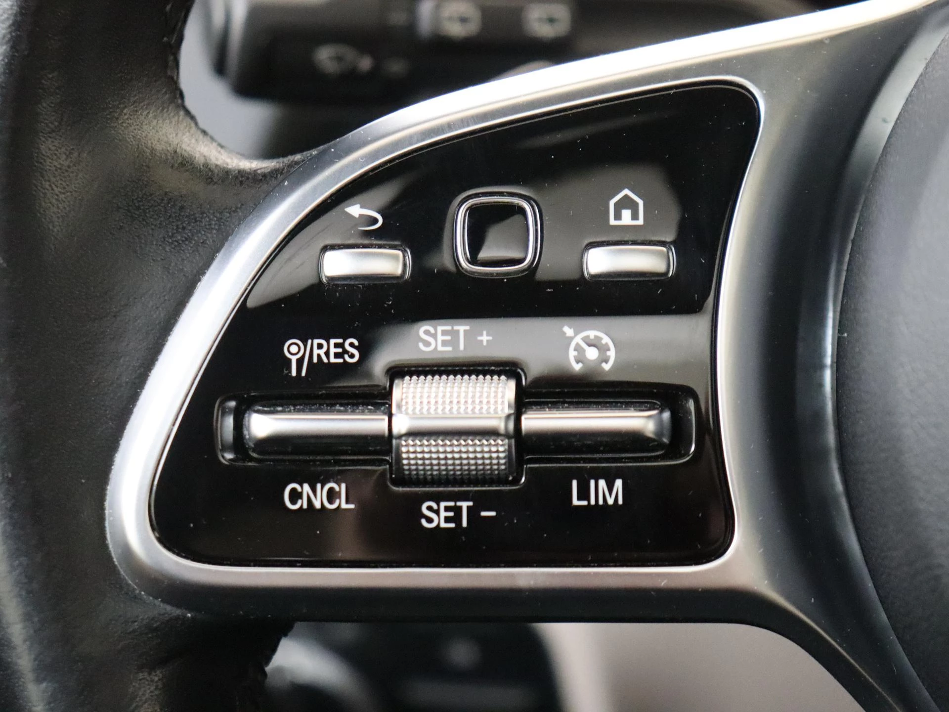 Mercedes-Benz-B-Klasse-image-12