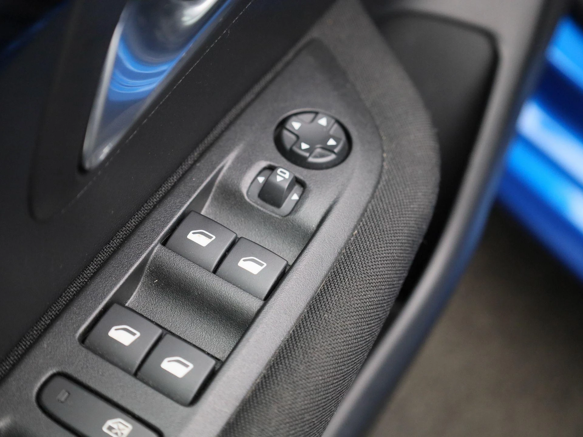 Peugeot-e-208-image-30