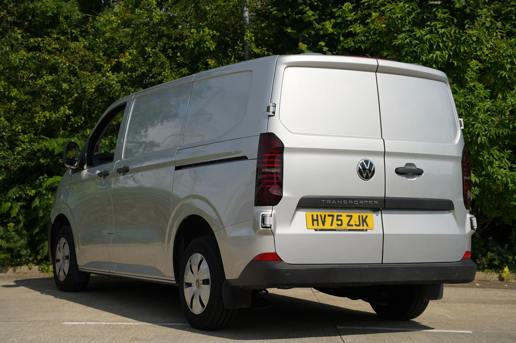 Volkswagen-Transporter-image-2