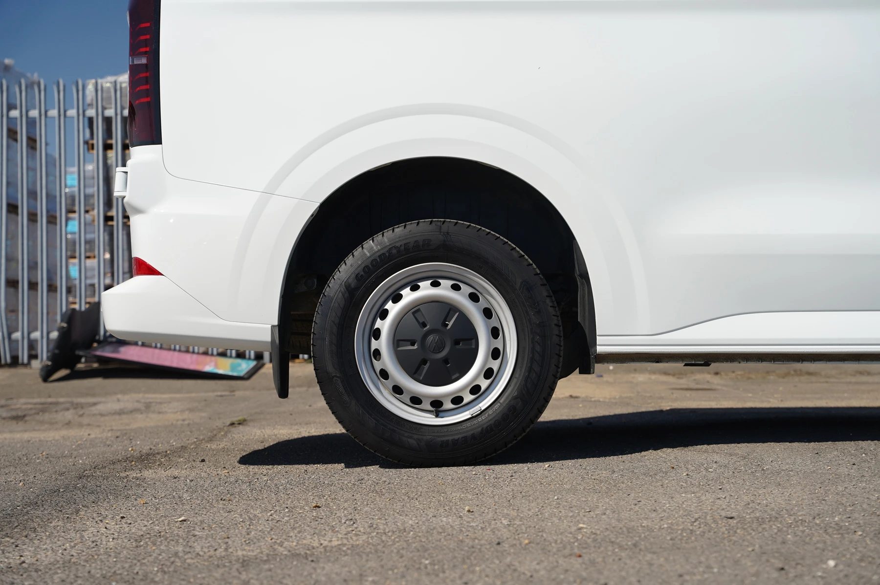 Volkswagen-Transporter-image-31