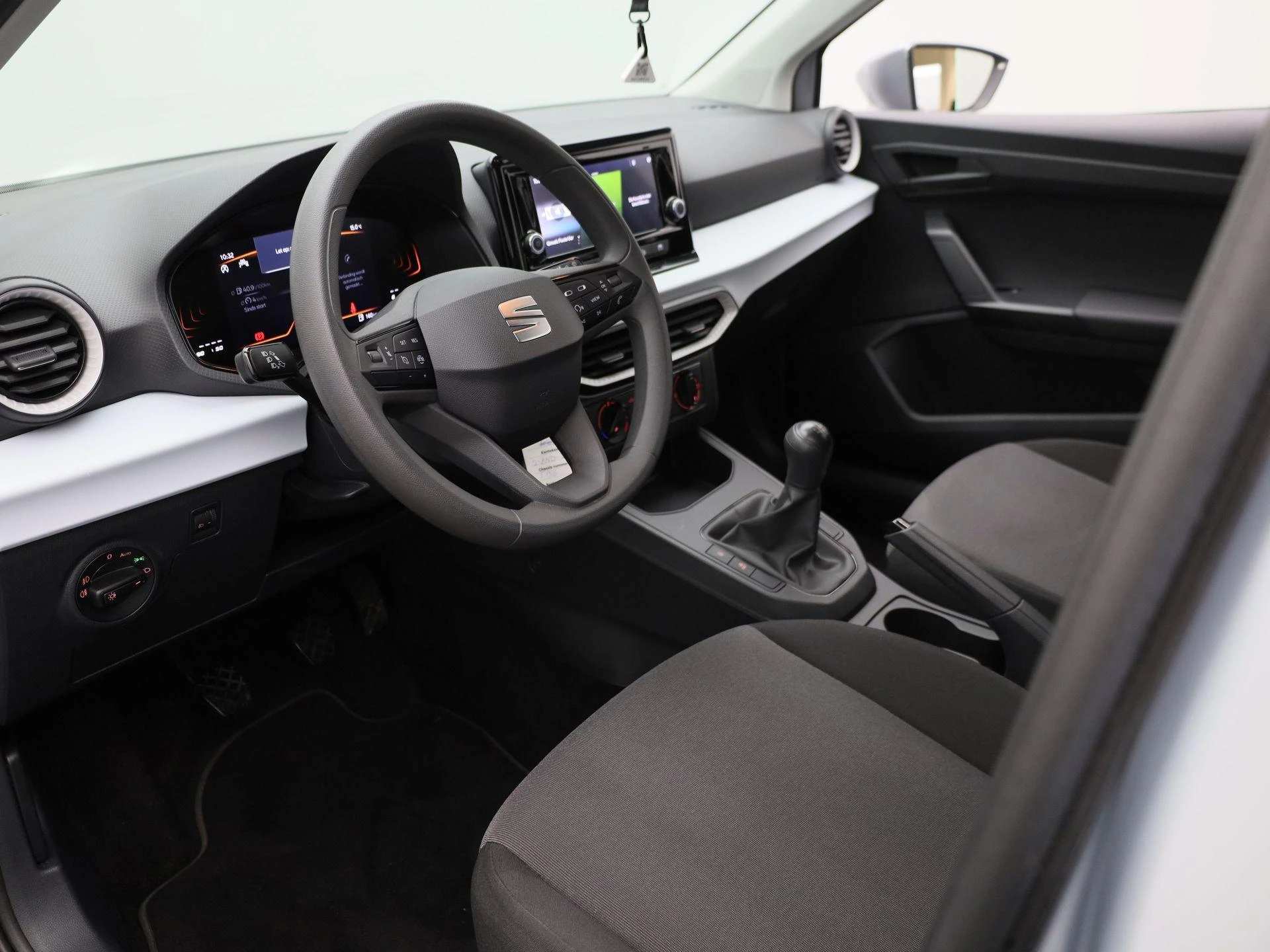 SEAT-Arona-image-14