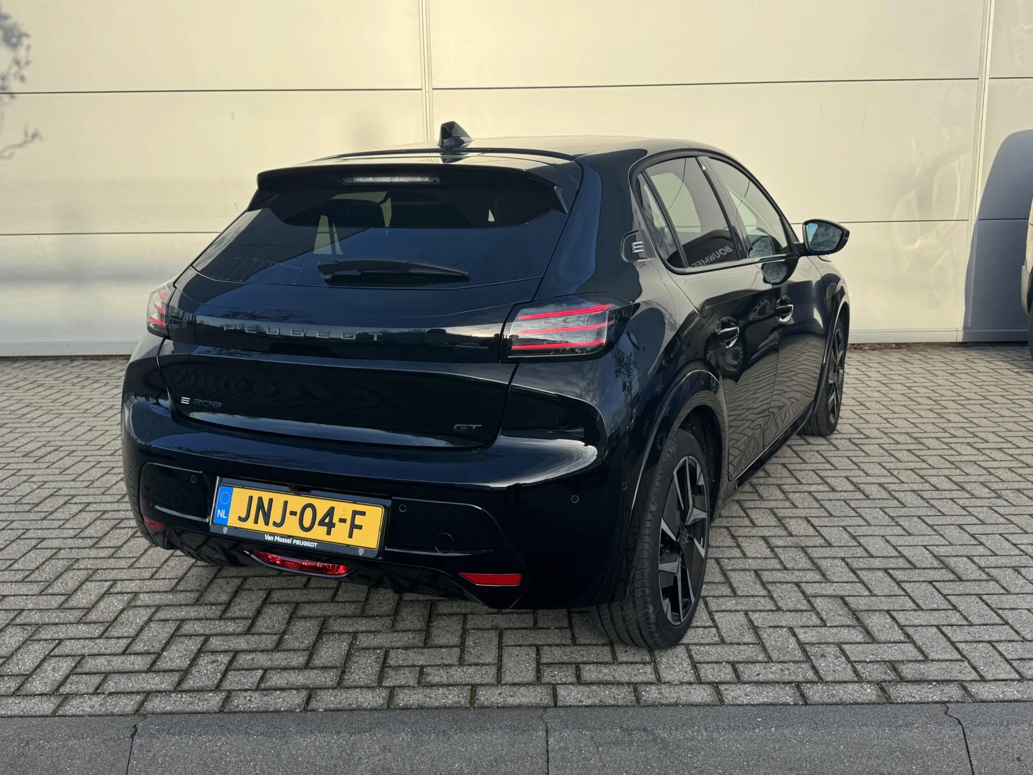 Peugeot-e-208-image-5