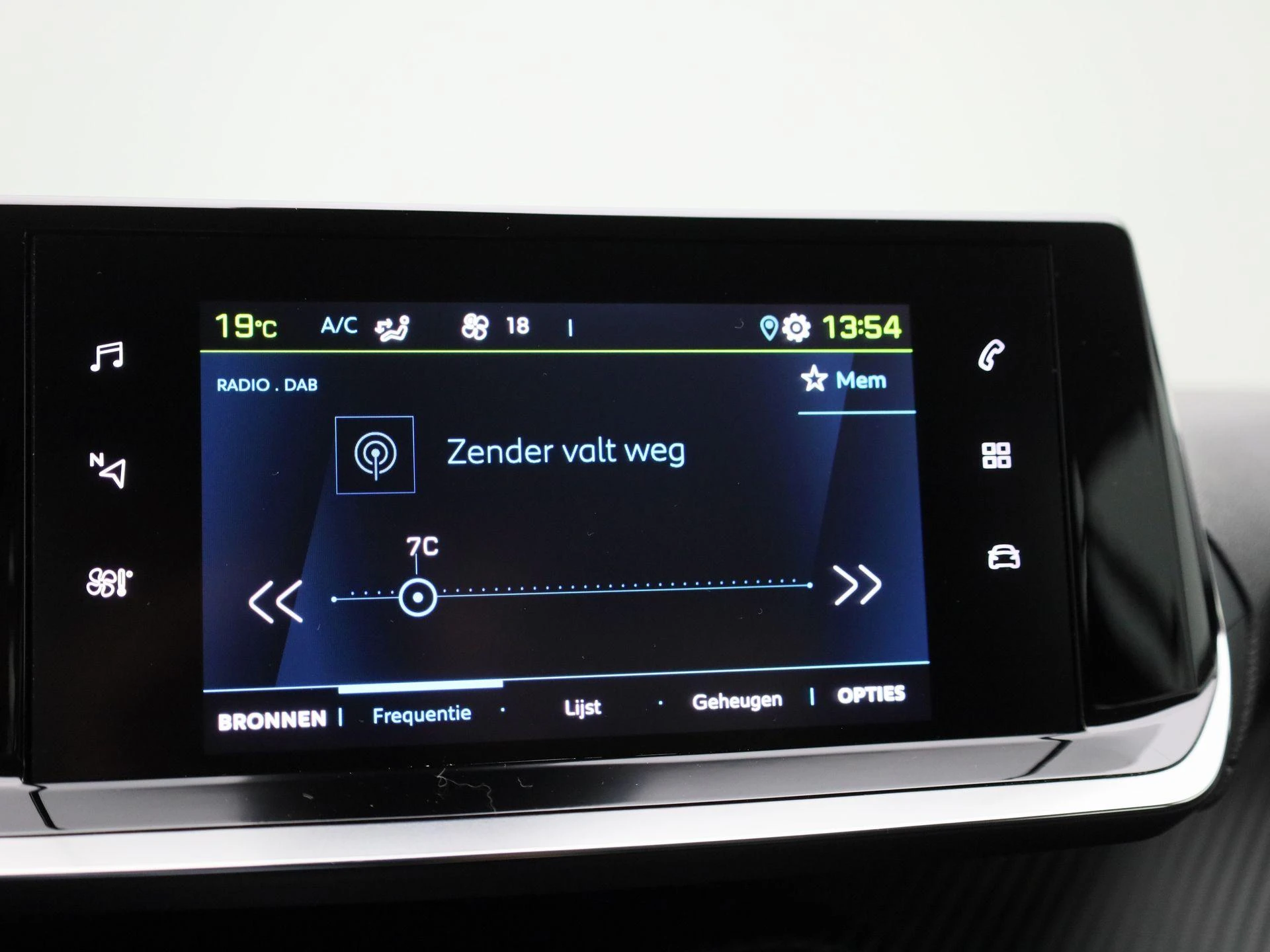 Peugeot-e-208-image-16