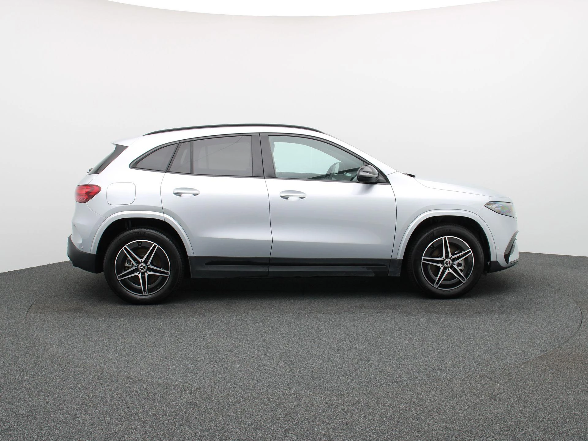 Mercedes-Benz EQA 250+ AMG Line + CARPLAY + PANORAMISCH DAK + NIGHTPAKKET +