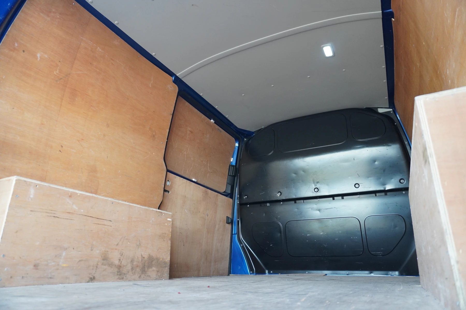 Volkswagen-Transporter-image-11