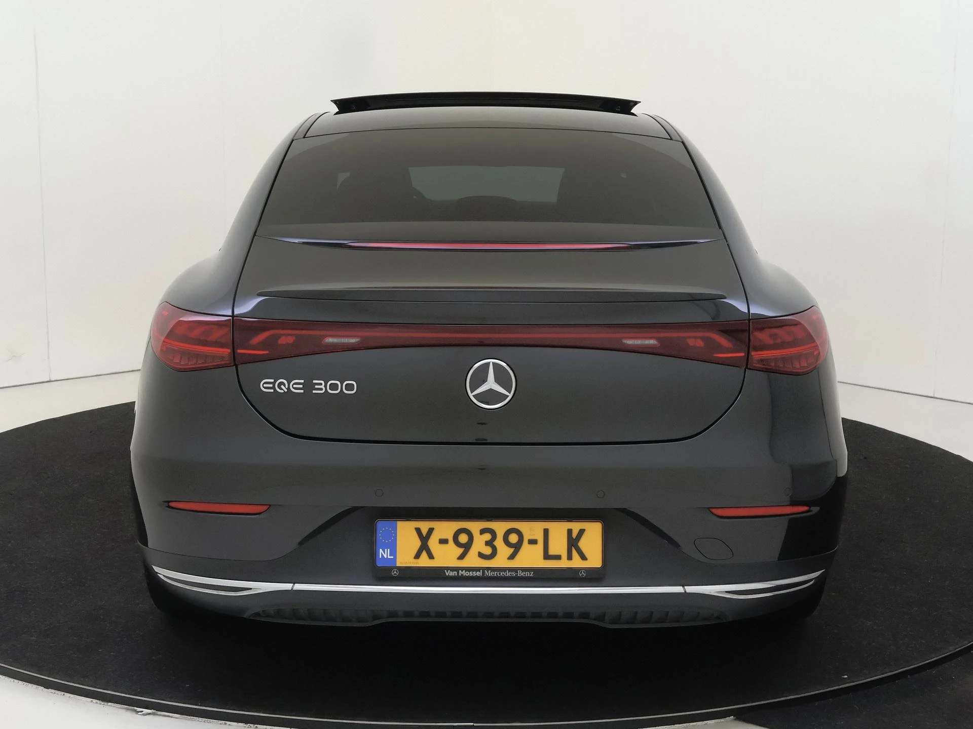 Mercedes-Benz-EQE-image-6