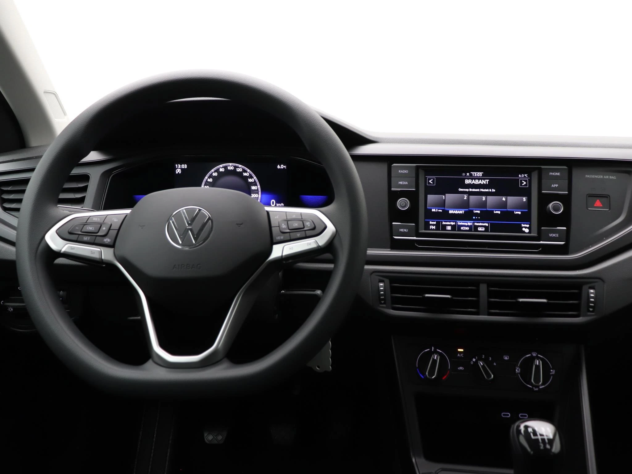Volkswagen-Polo-image-9