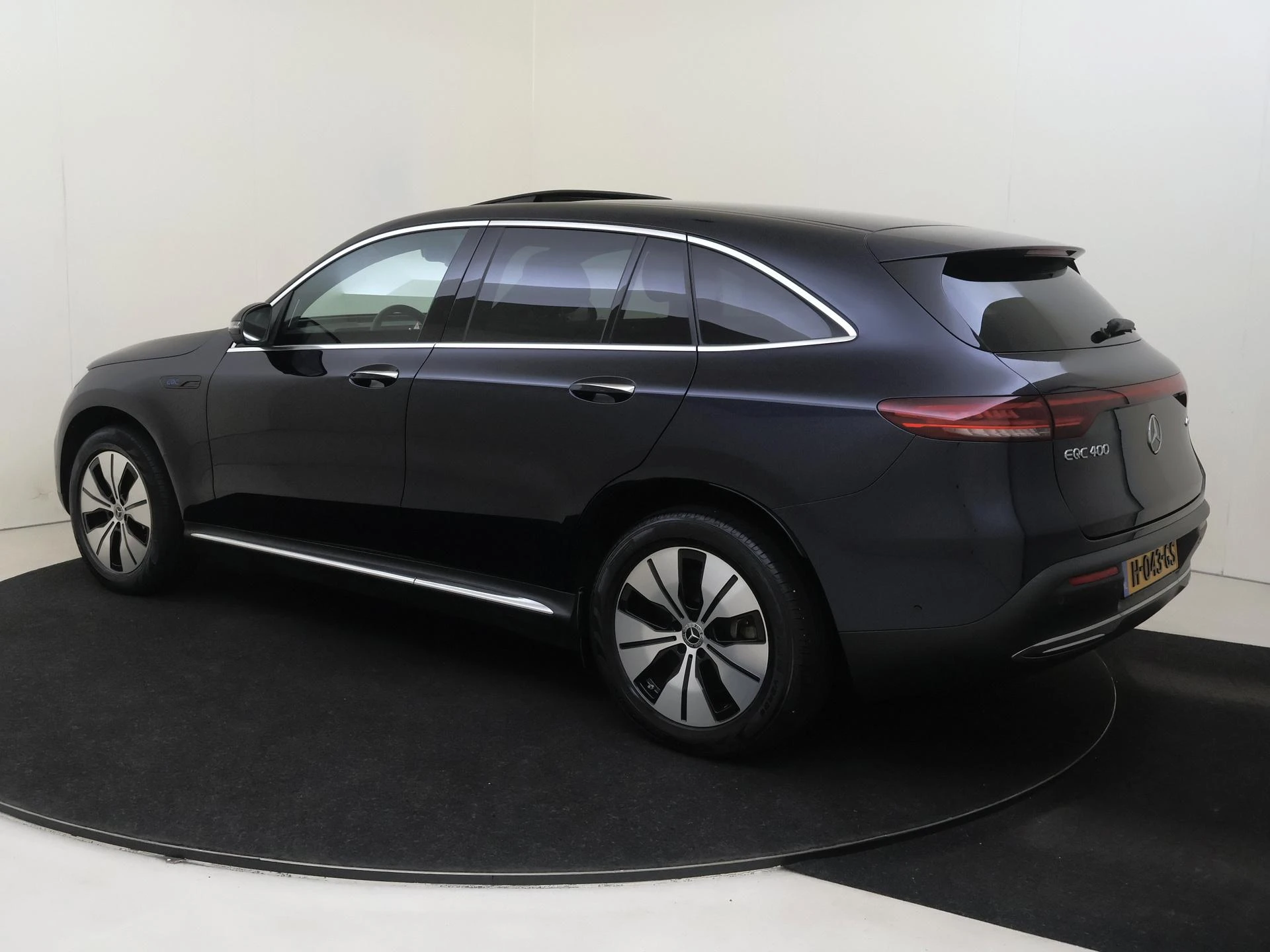 Mercedes-Benz-EQC-image-2