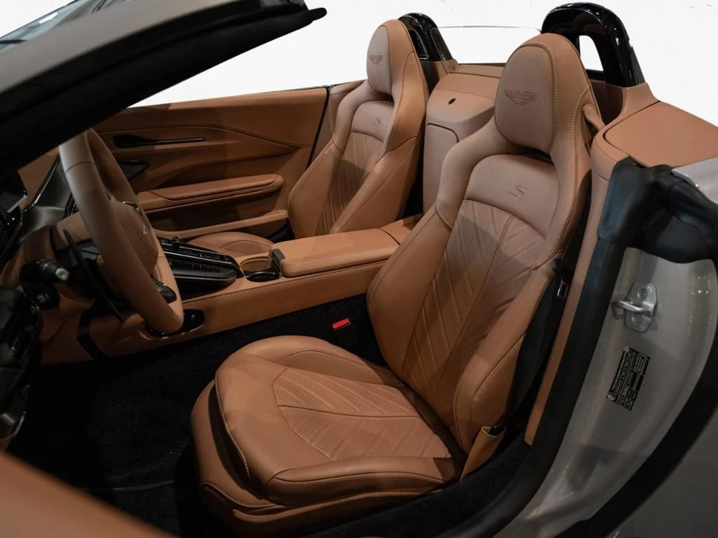 Aston Martin-V8 Vantage-image-27
