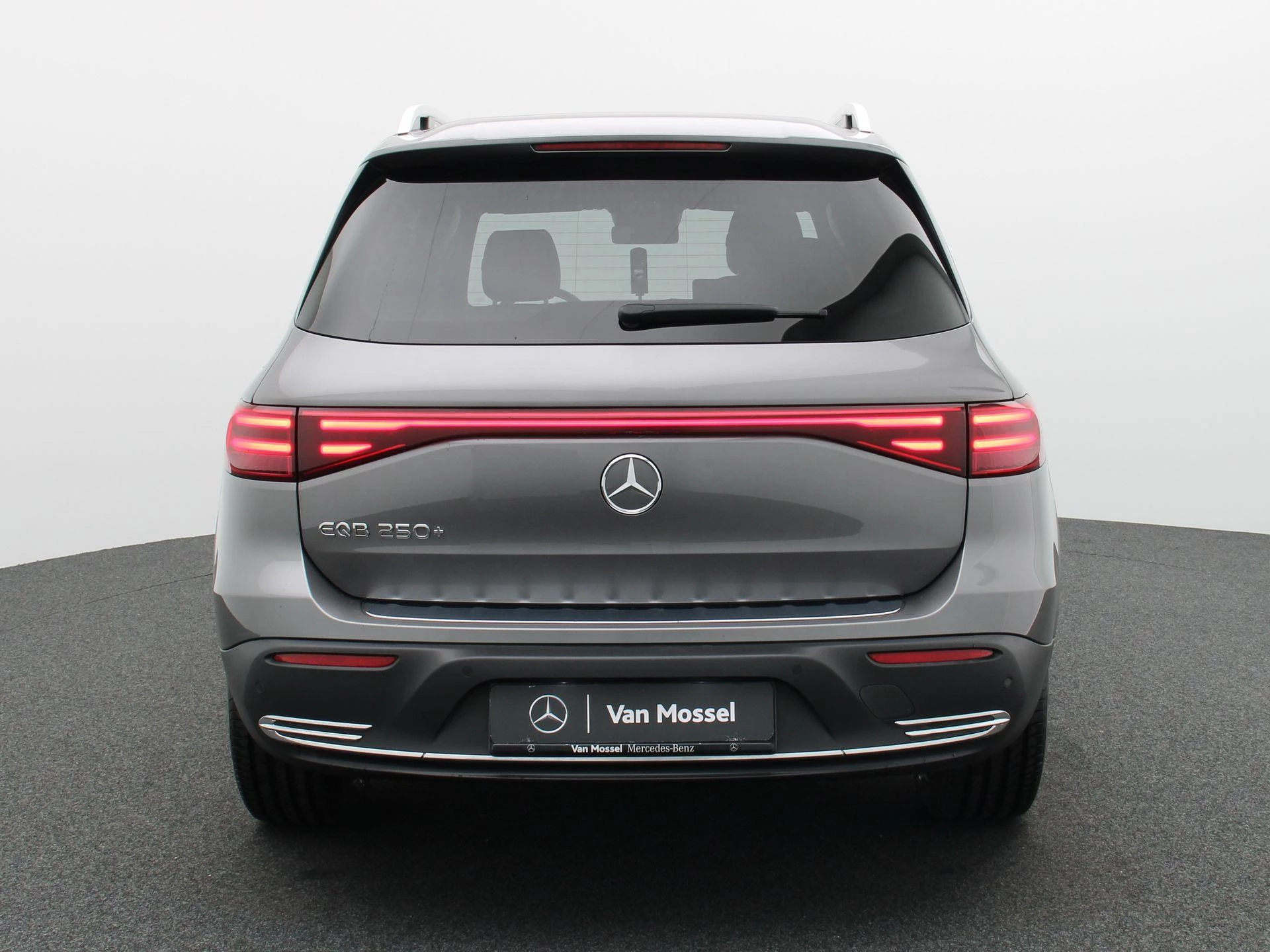 Mercedes-Benz-EQB-image-4