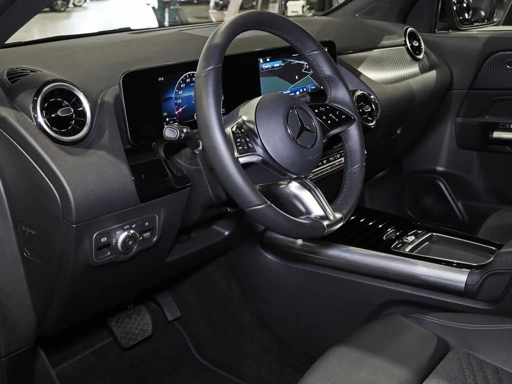 Mercedes-Benz-GLA 200-image-9