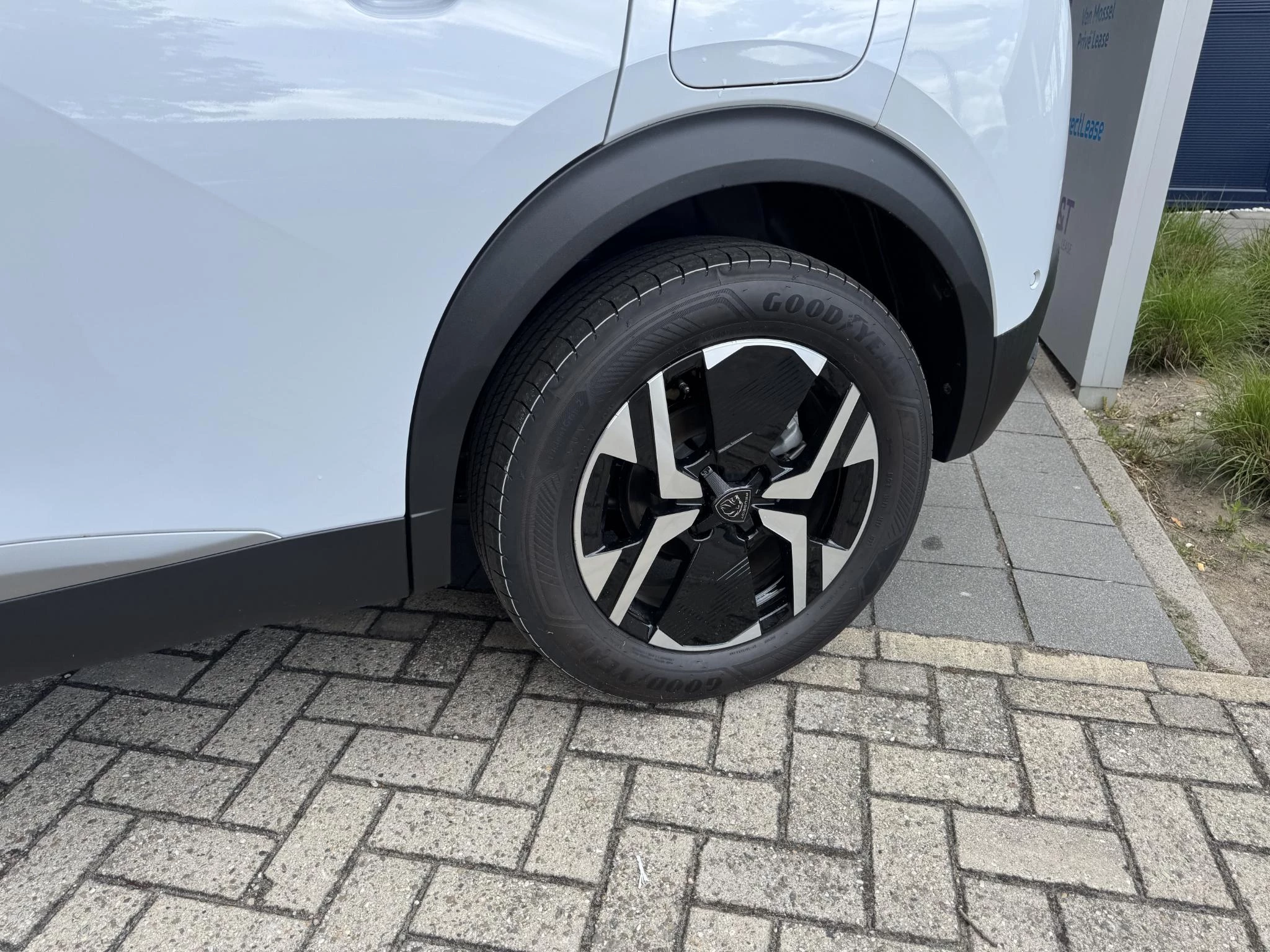 Peugeot 2008 1.2 Hybrid 145 Allure
