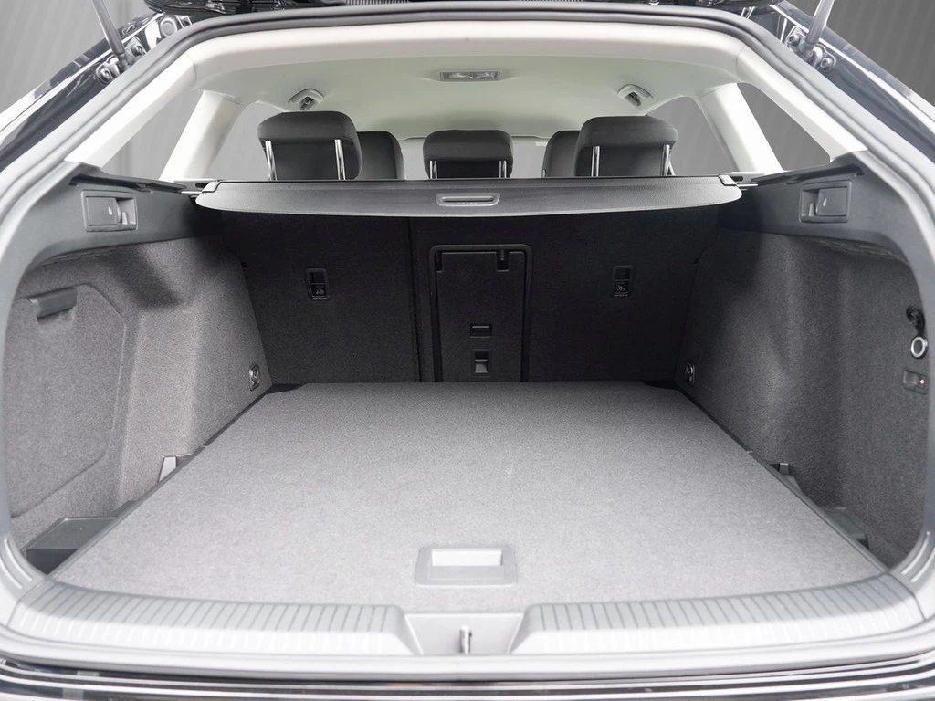 Volkswagen Golf VIII Variant 1,5TSI Life,AHK,LED,ACC Lenkrad/Sitzheizung,Climatronic,ALU 16"