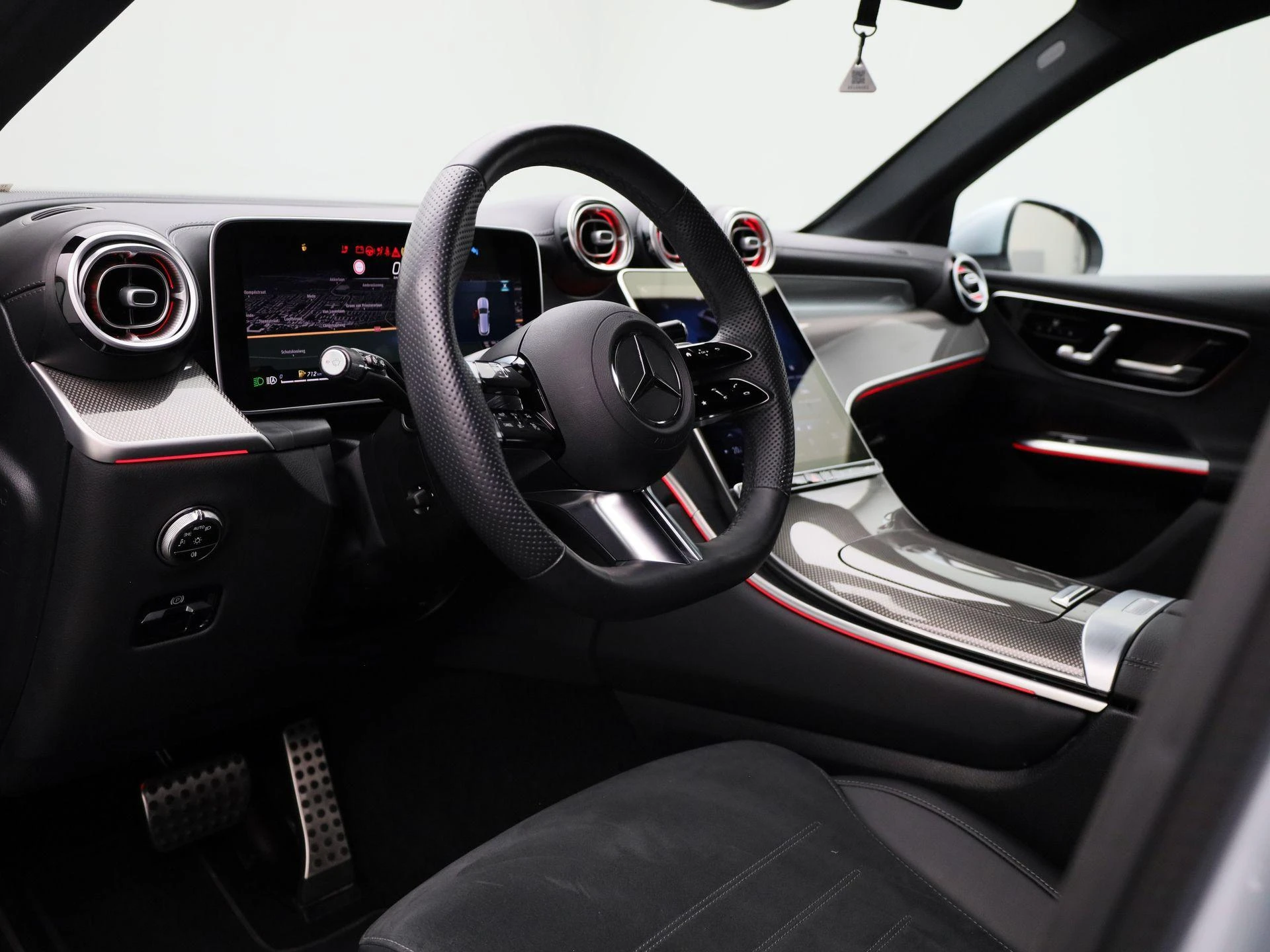Mercedes-Benz-GLC-image-35