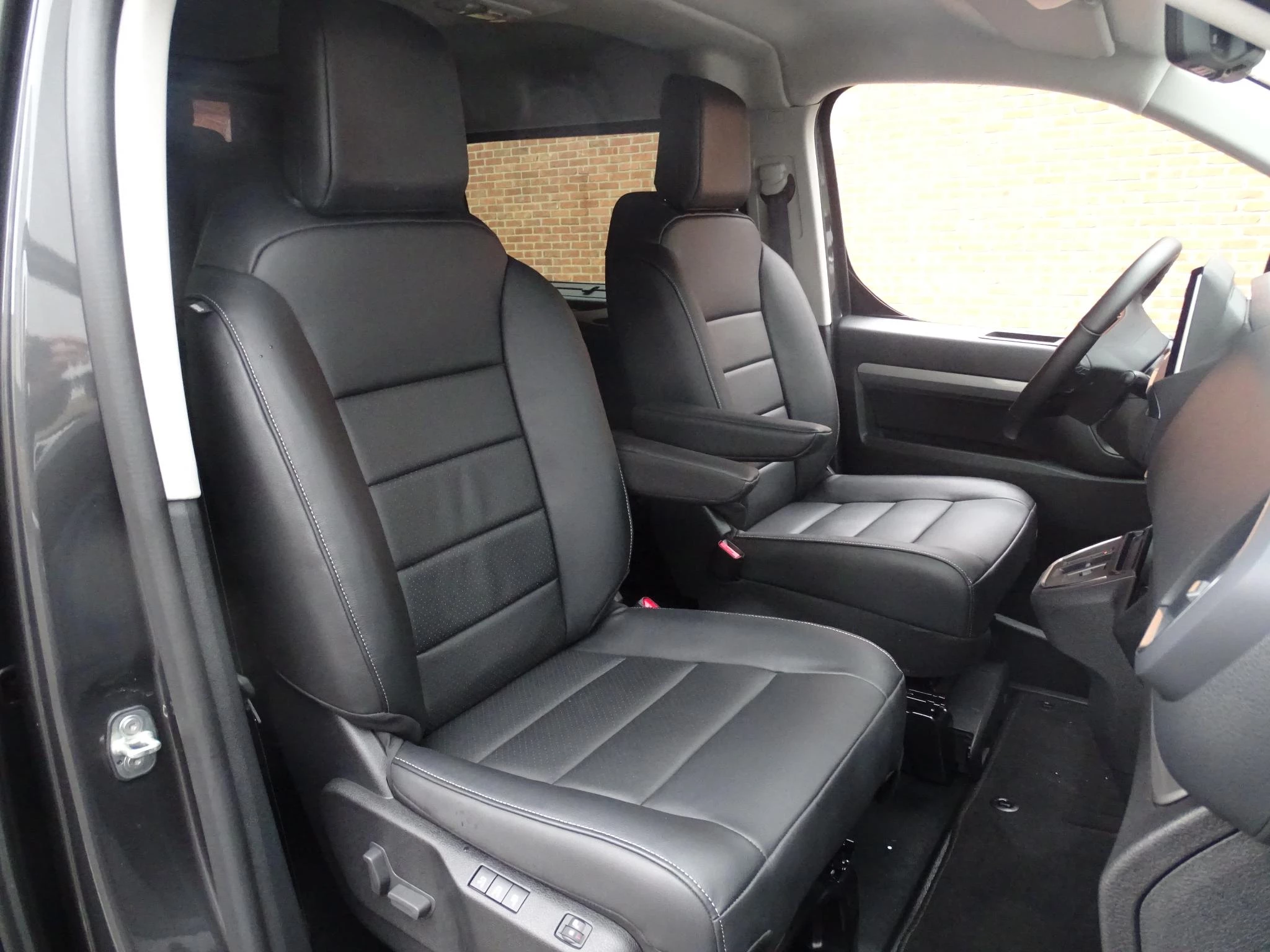 Opel Vivaro 2.0 BlueHDi 180 S&S EAT8 €6.4 DC L3H1