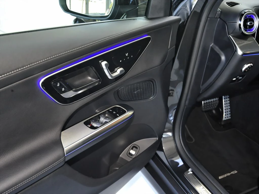 Mercedes-Benz-GLC 300 d-image-13
