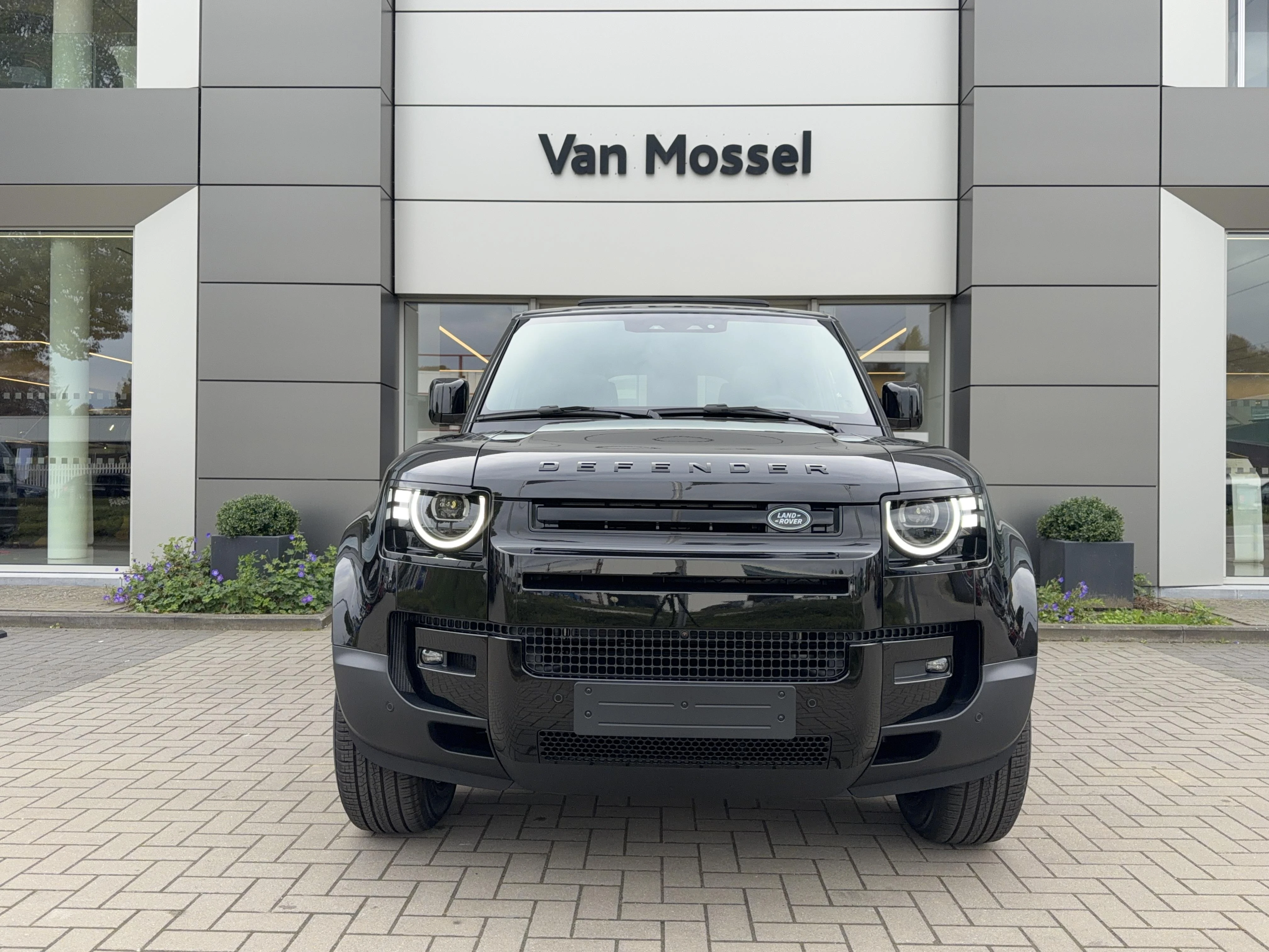 Land Rover-Defender-image-1
