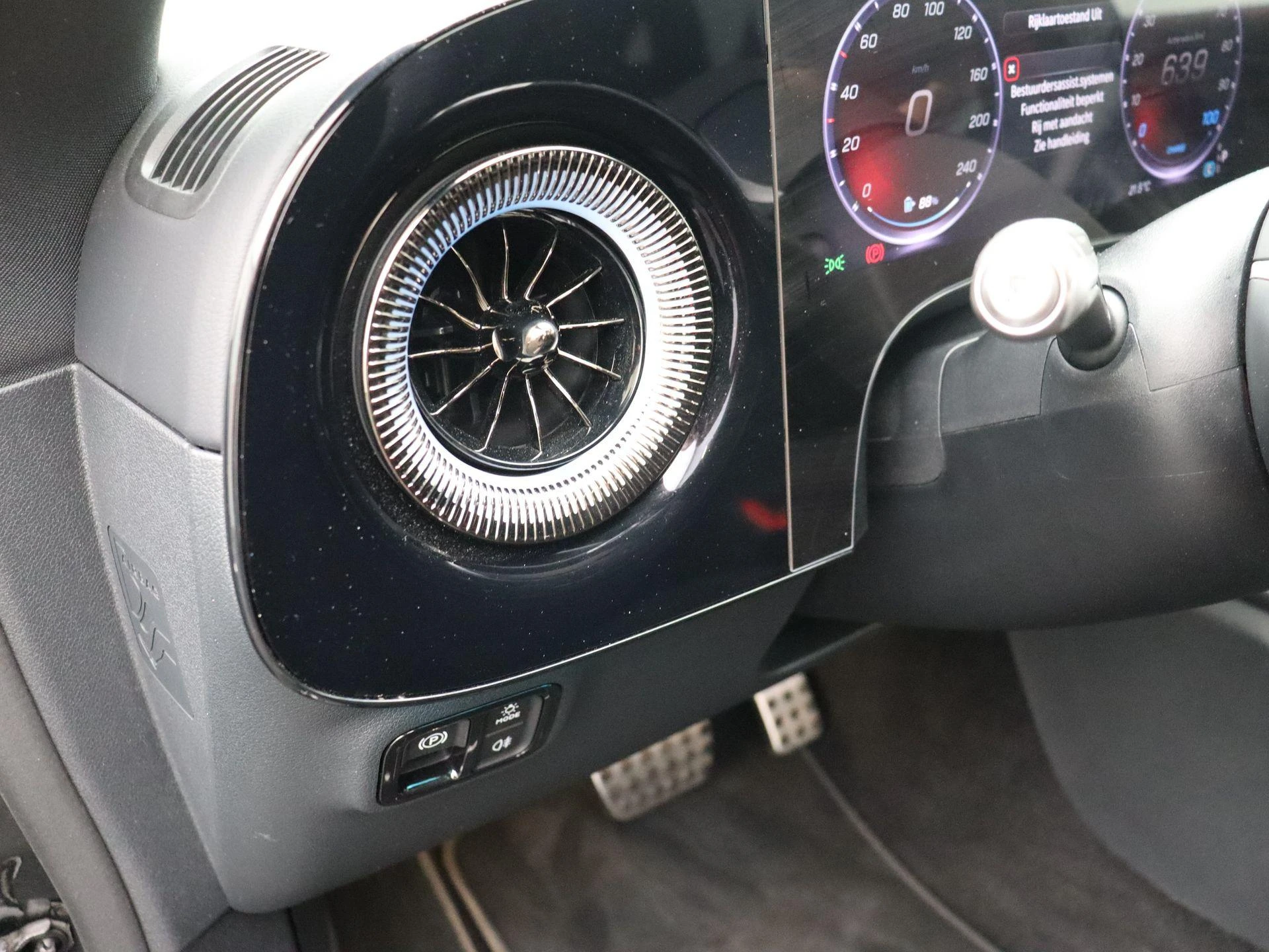 Mercedes-Benz-CLA-image-8
