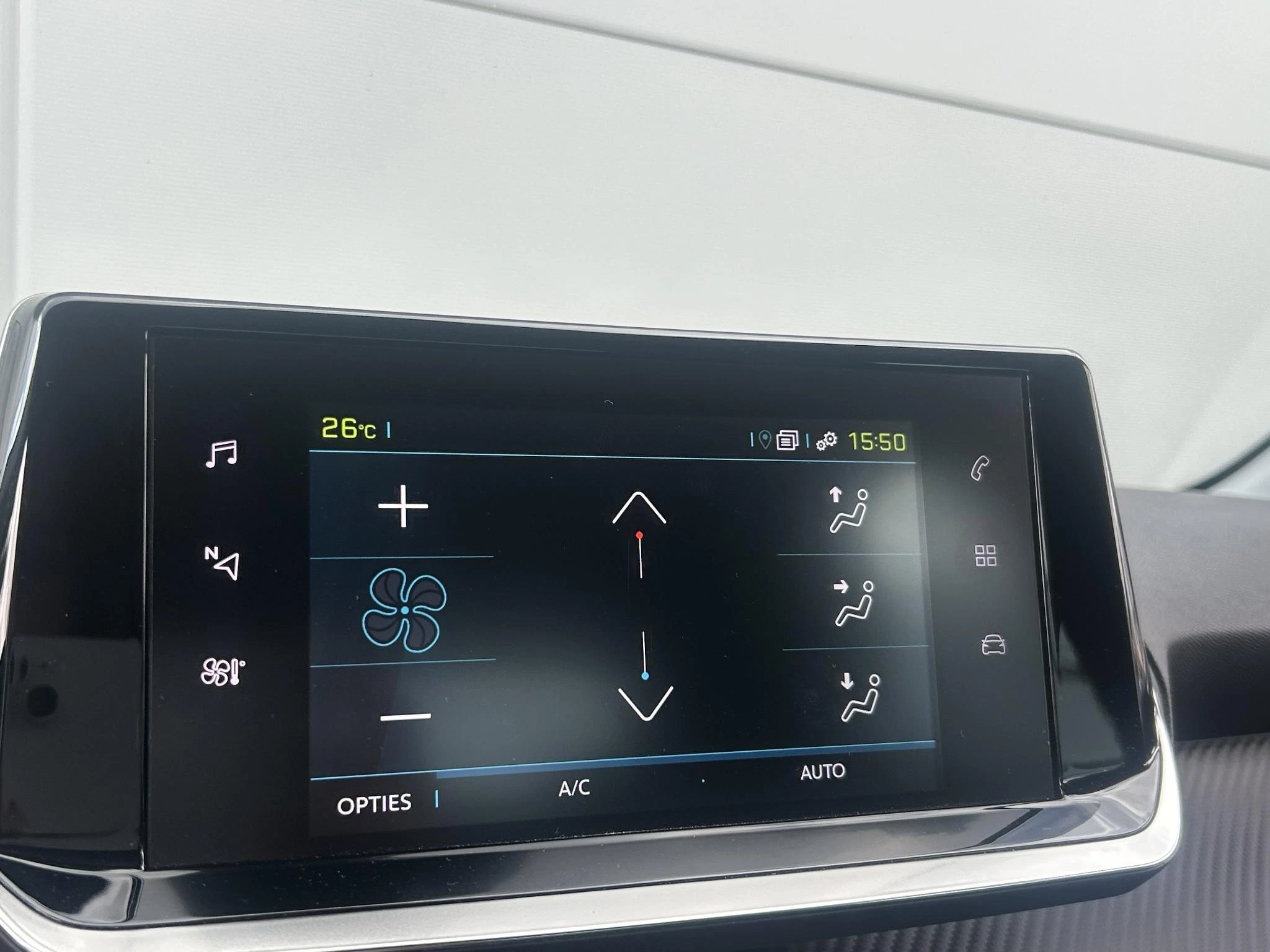 Peugeot-e-208-image-12