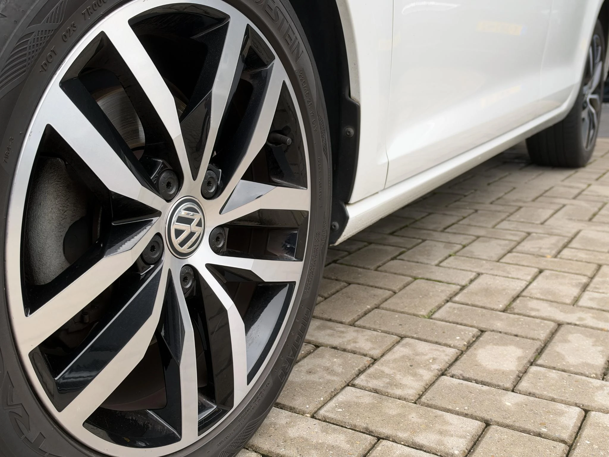 Volkswagen-Golf-image-1