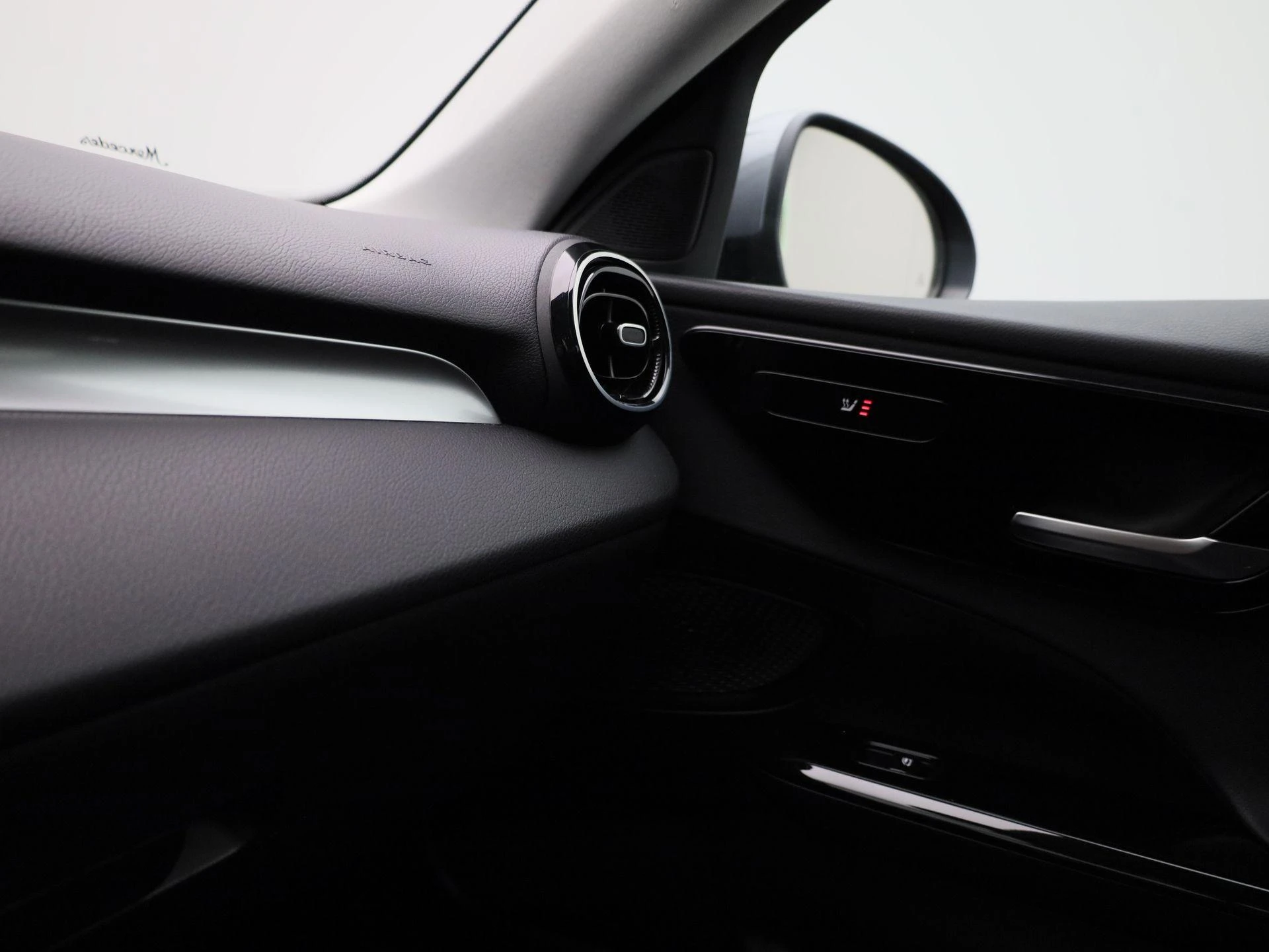 Mercedes-Benz-C-Klasse-image-25