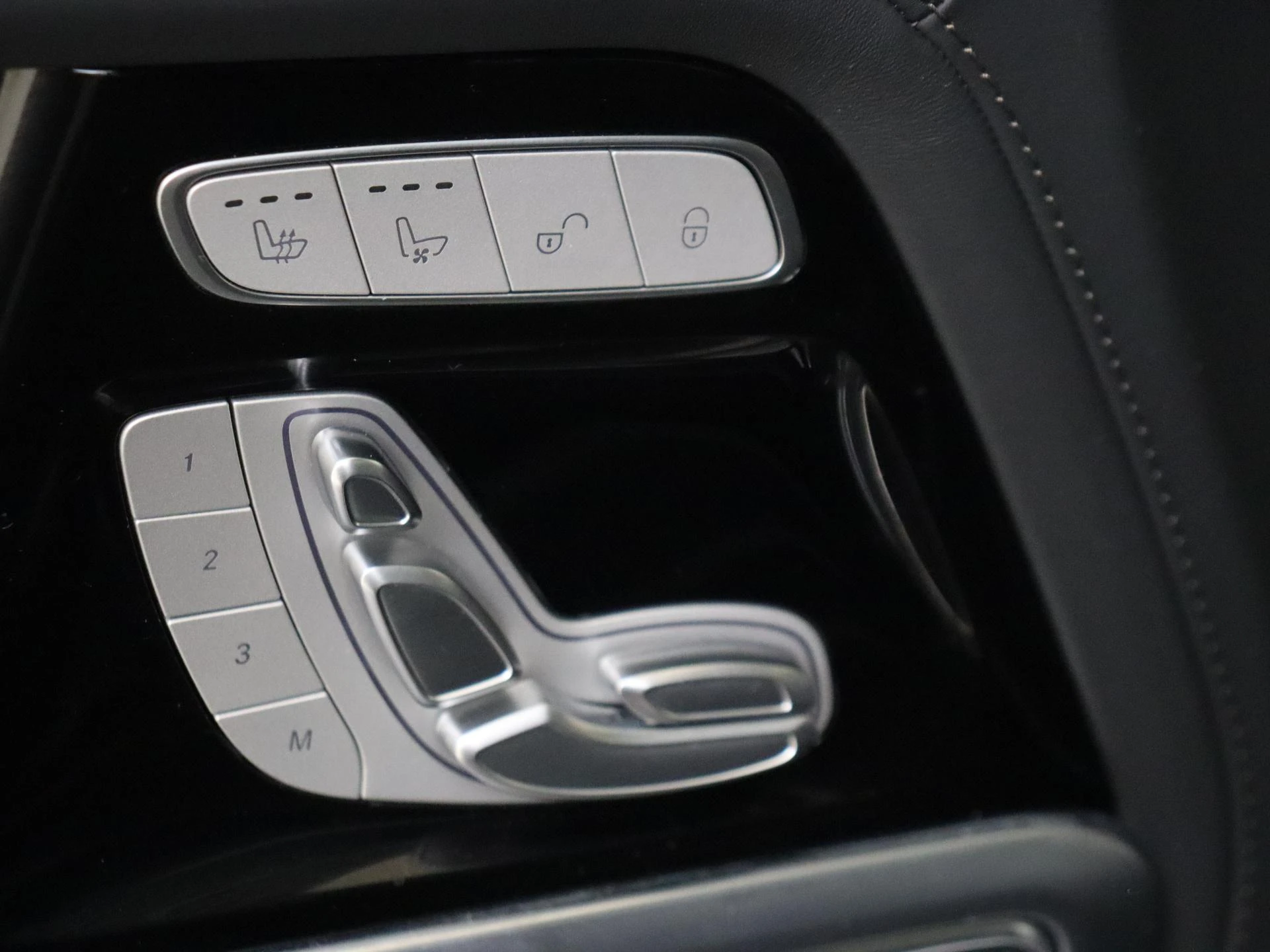 Mercedes-Benz-G-Klasse-image-35