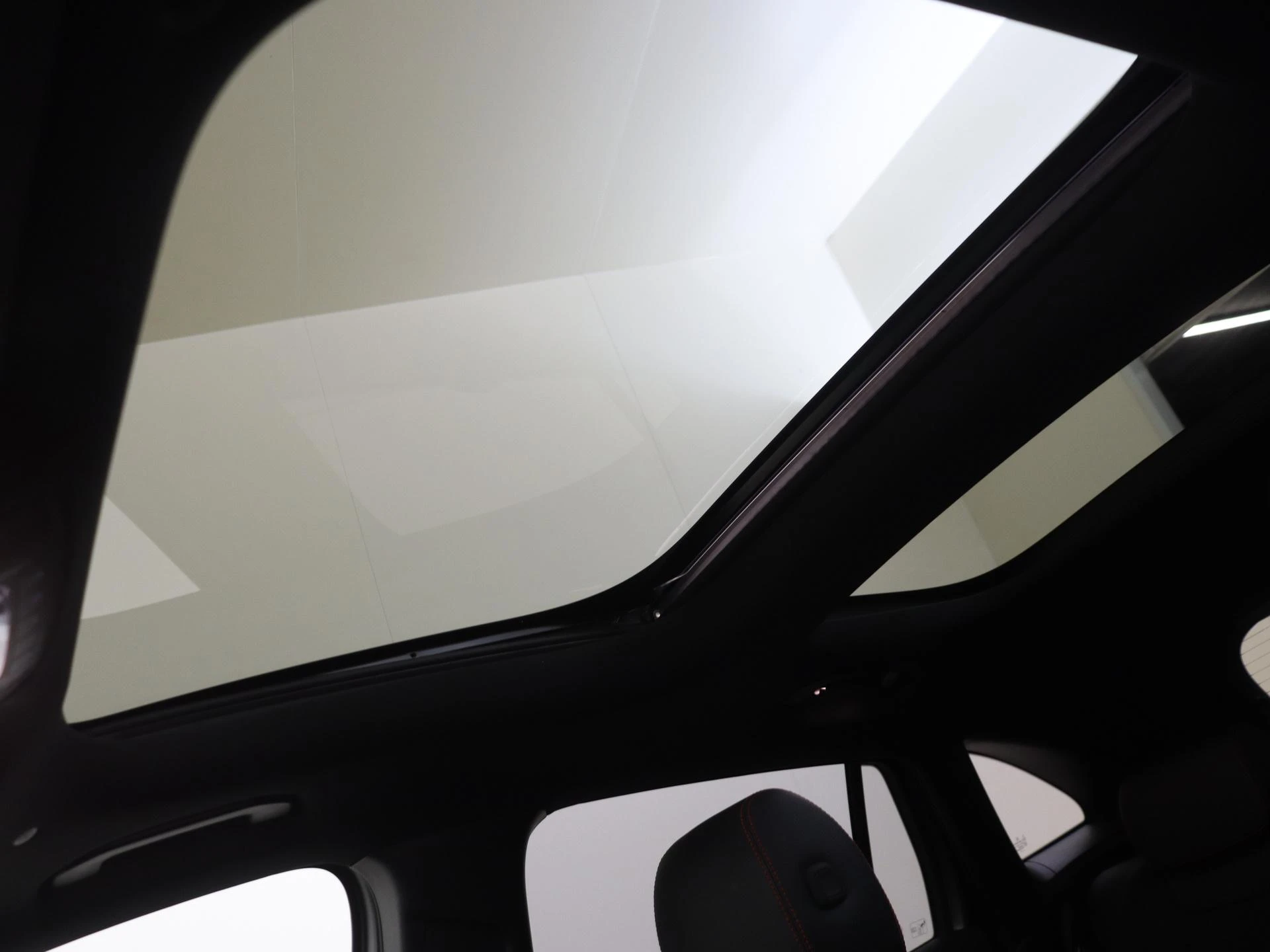 Mercedes-Benz-GLA-image-27
