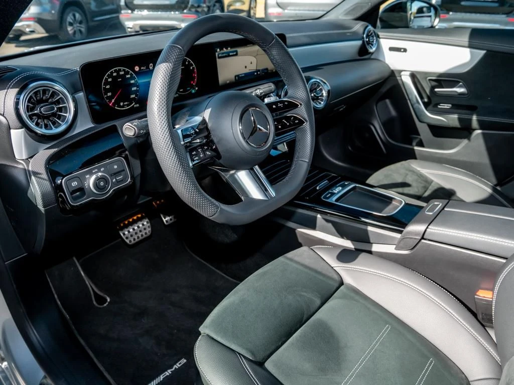 Mercedes-Benz-CLA 200-image-8