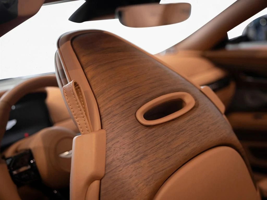 Aston Martin DB12 Volante Aston Martin Hamburg