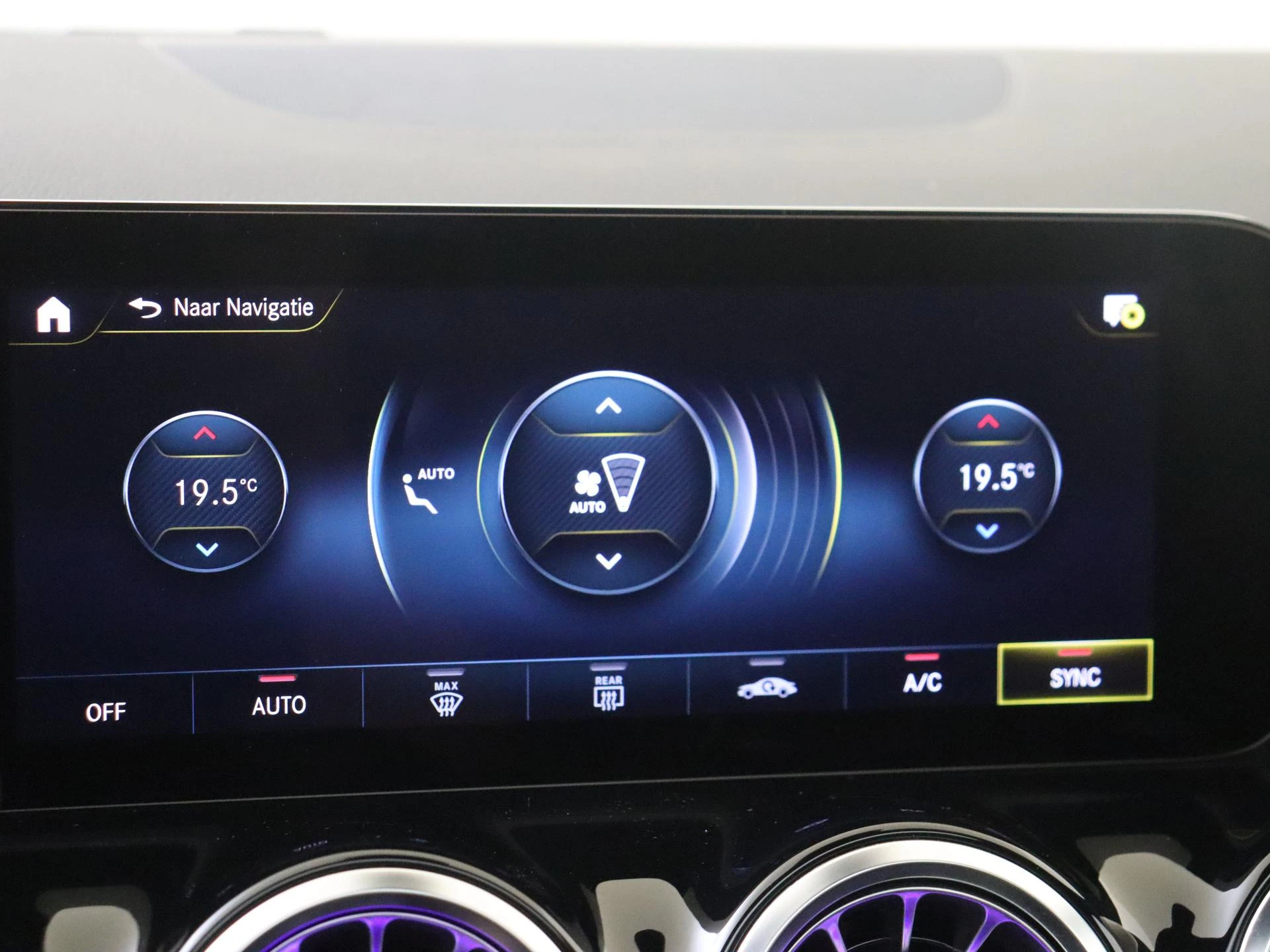Mercedes-Benz-GLA-image-17