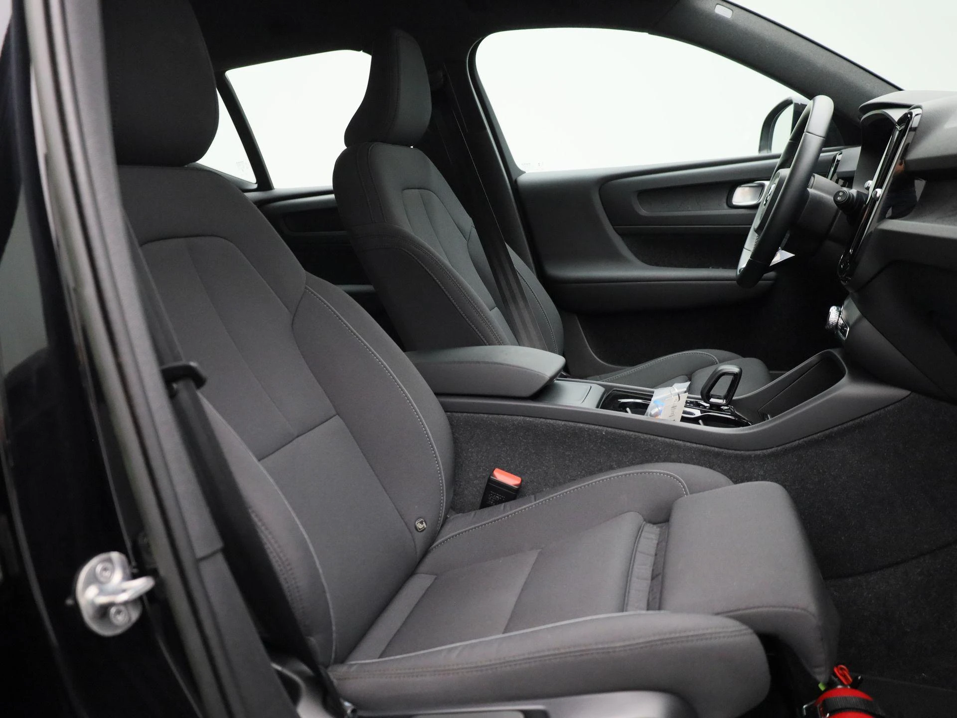 Volvo-EX40-image-33