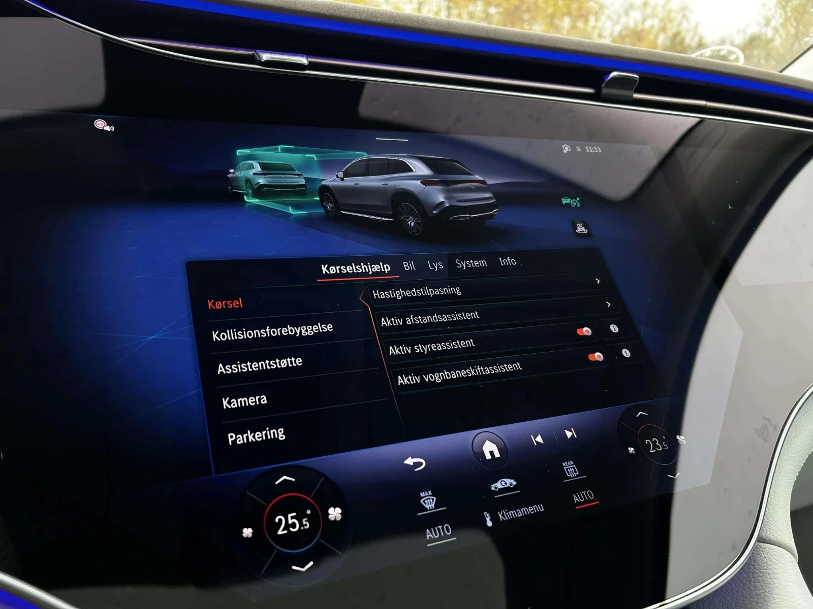 Mercedes-Benz-EQS-image-18